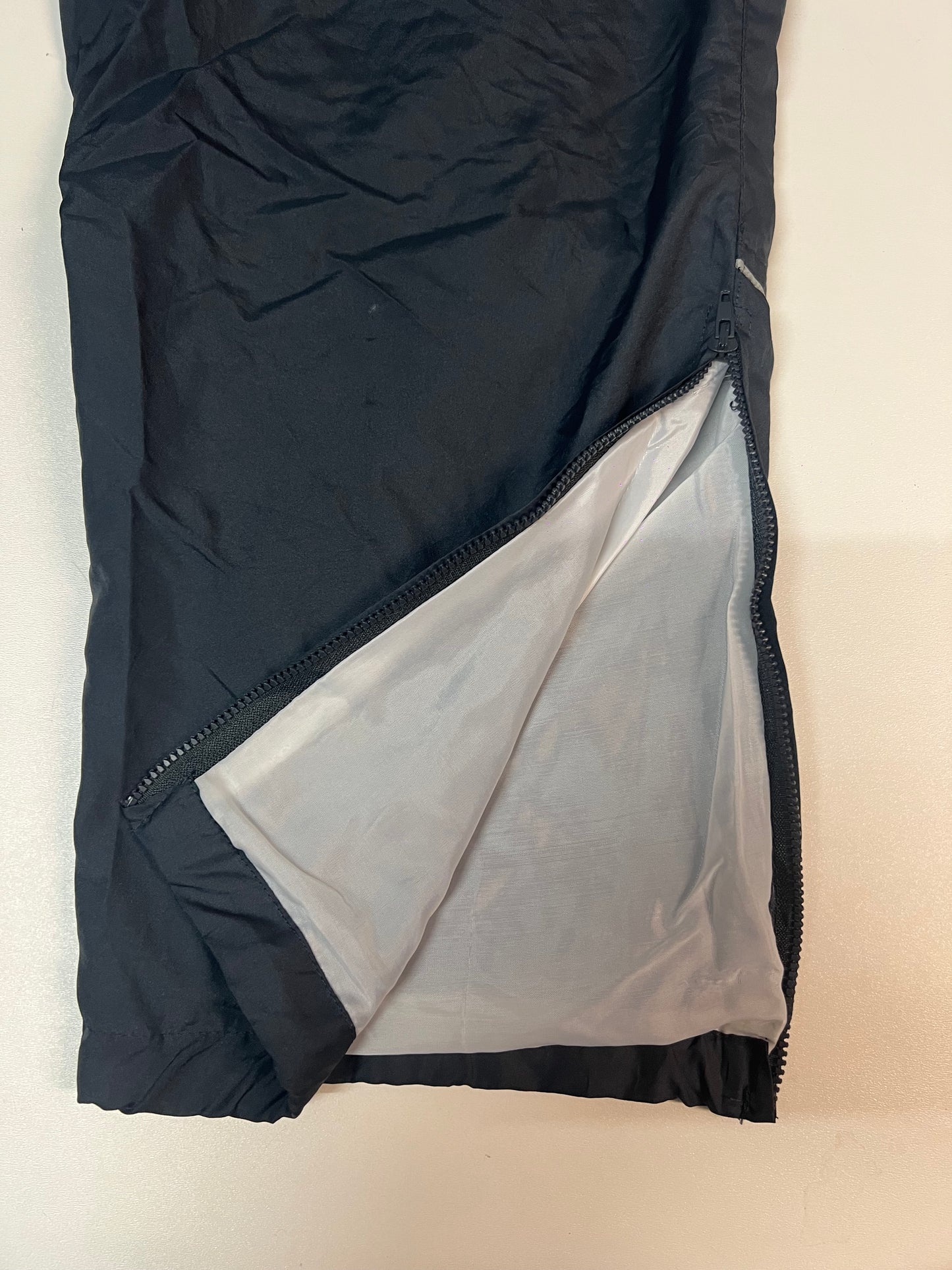 Entdecke unsere Vintage Track Pants von Nike und anderen Marken, erhältlich bei Valuxery.de - Dein Shop für trendige Vintage - Kleidung. Unsere Track Pants sind aus hochwertigen Materialien und