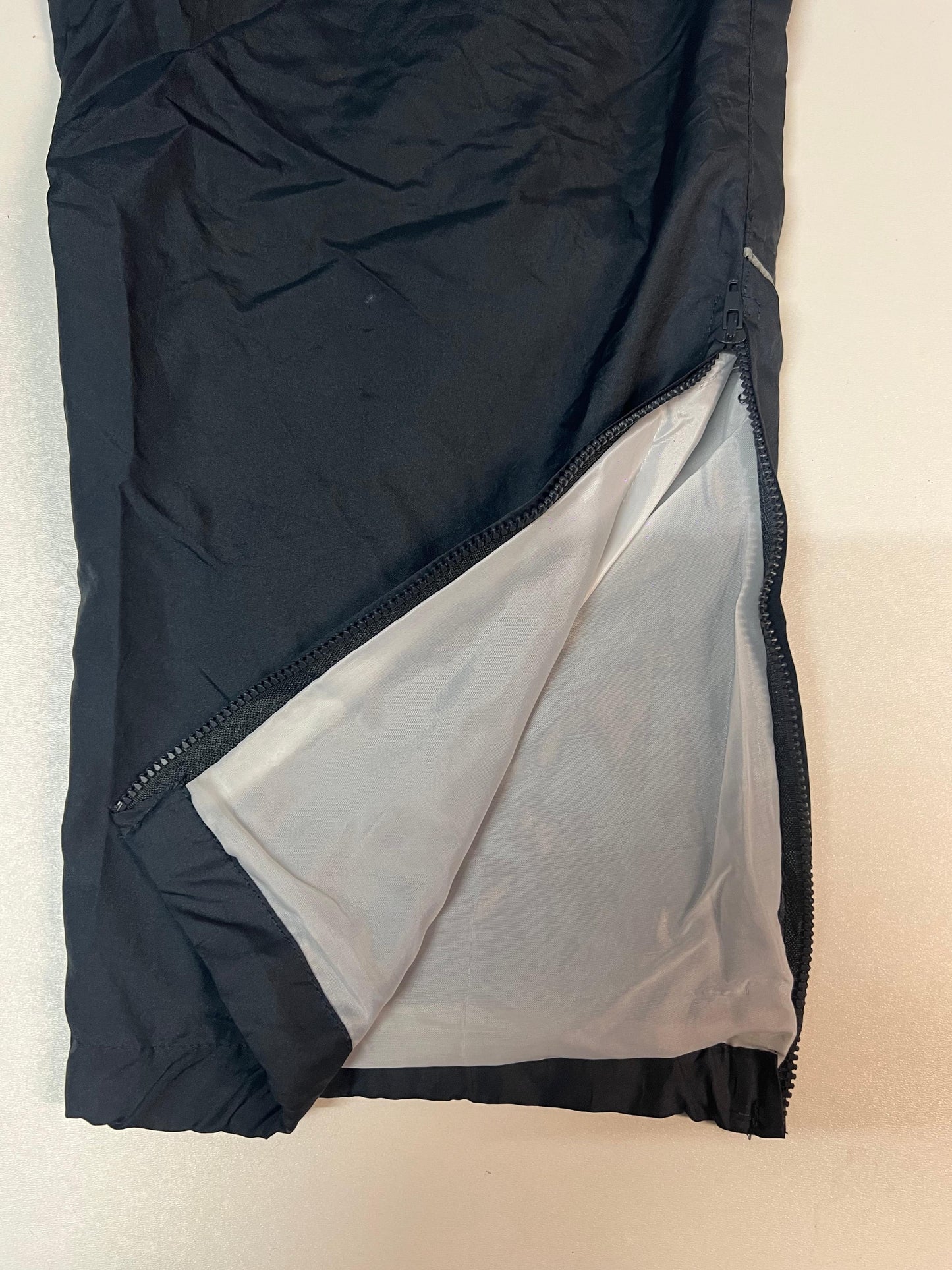 Entdecke unsere Vintage Track Pants von Nike und anderen Marken, erhältlich bei Valuxery.de - Dein Shop für trendige Vintage - Kleidung. Unsere Track Pants sind aus hochwertigen Materialien und