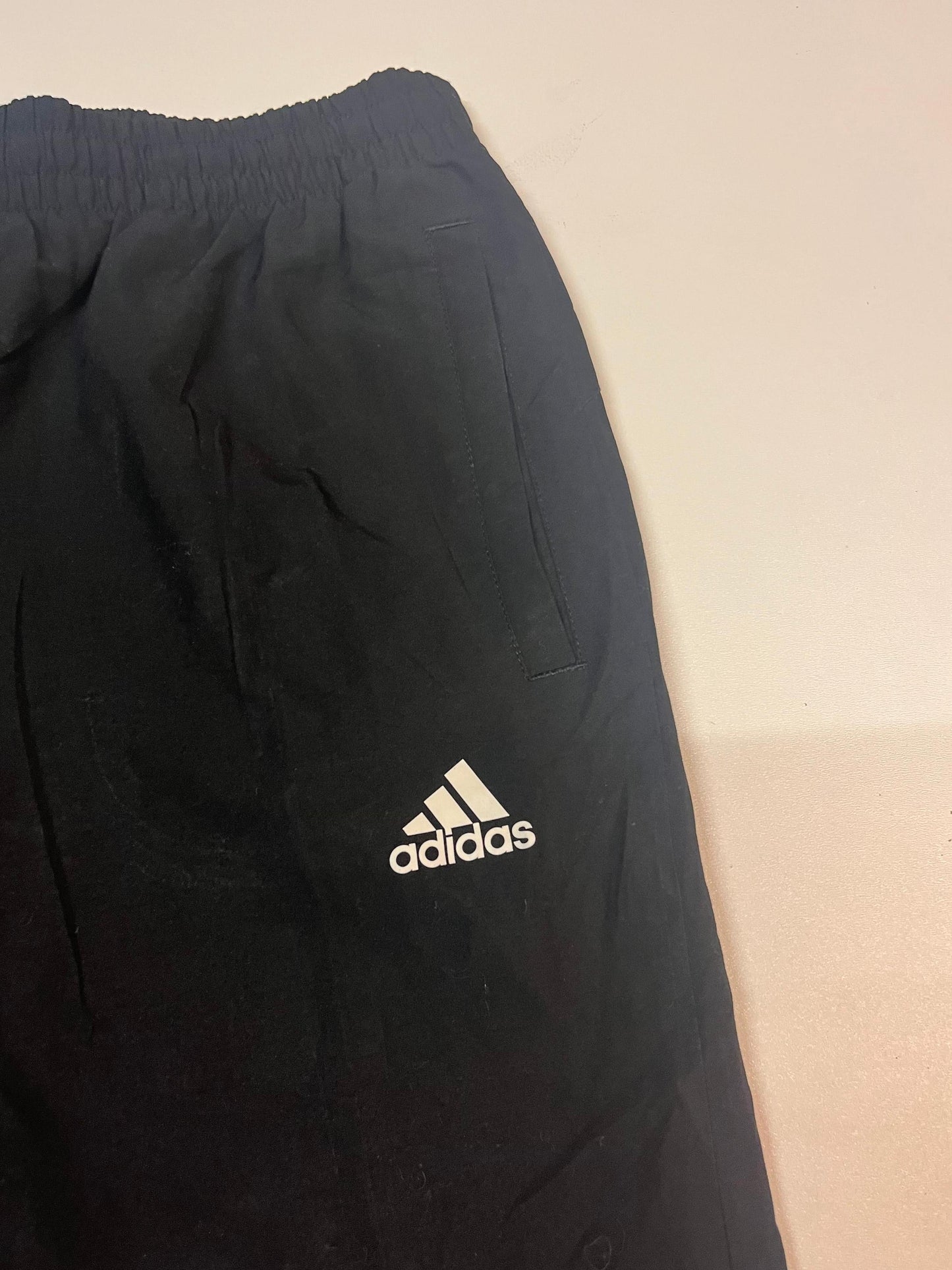 Entdecke unsere Vintage Track Pants von Nike und anderen Marken, erhältlich bei Valuxery.de - Dein Shop für trendige Vintage - Kleidung. Unsere Track Pants sind aus hochwertigen Materialien und
