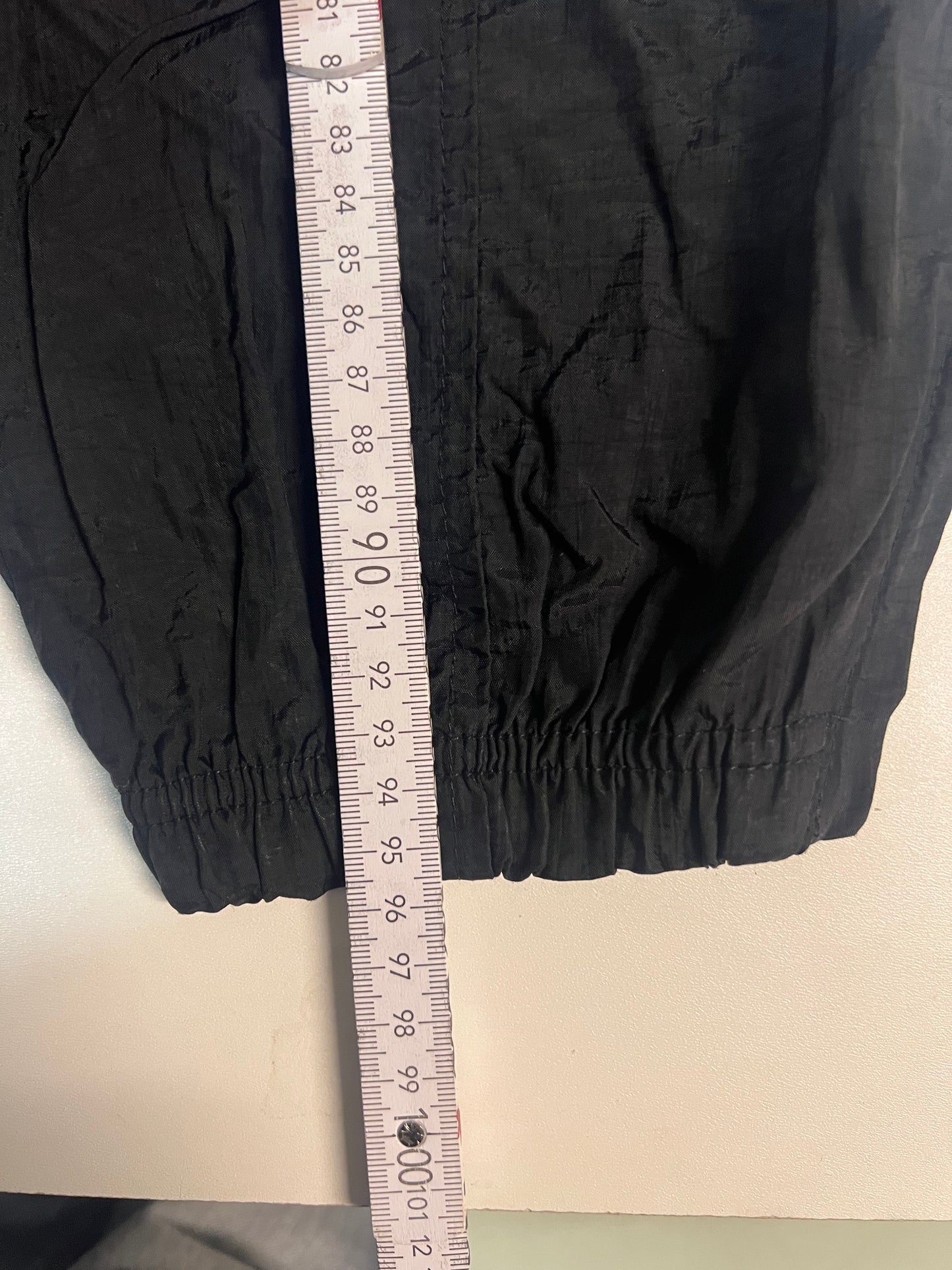 Entdecke unsere Vintage Track Pants von Nike und anderen Marken, erhältlich bei Valuxery.de - Dein Shop für trendige Vintage - Kleidung. Unsere Track Pants sind aus hochwertigen Materialien und