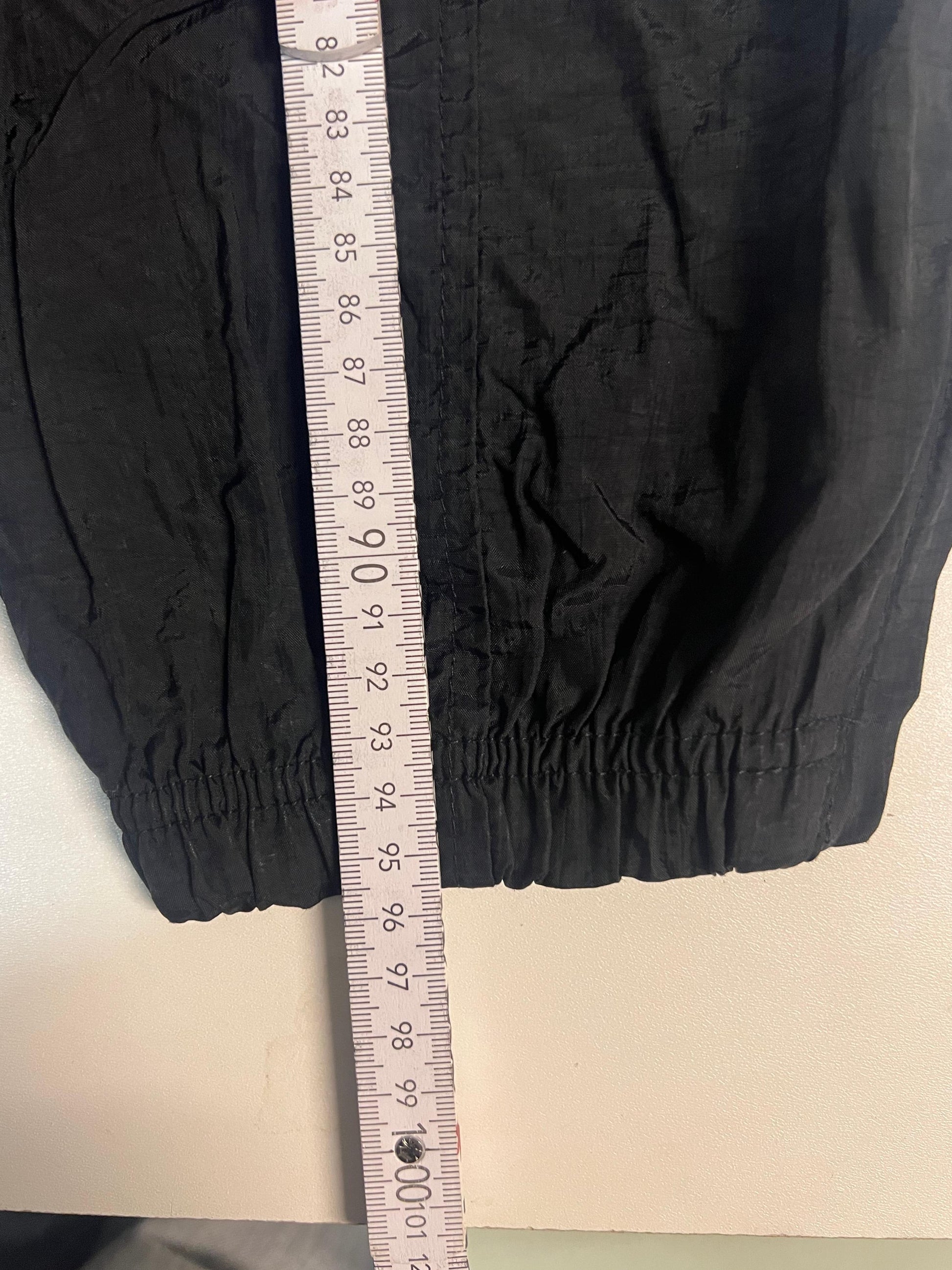 Entdecke unsere Vintage Track Pants von Nike und anderen Marken, erhältlich bei Valuxery.de - Dein Shop für trendige Vintage - Kleidung. Unsere Track Pants sind aus hochwertigen Materialien und