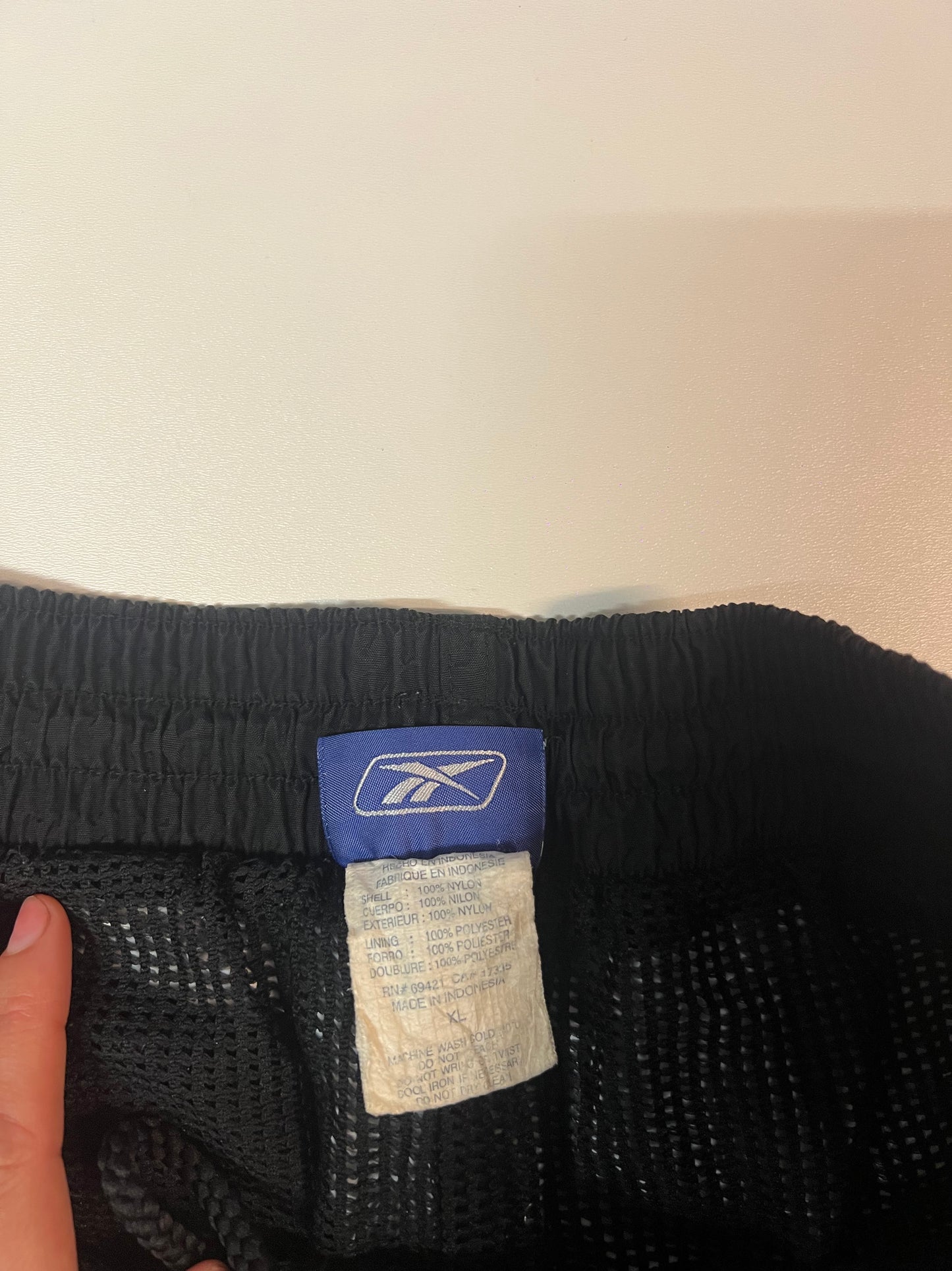 Entdecke unsere Vintage Track Pants von Nike und anderen Marken, erhältlich bei Valuxery.de - Dein Shop für trendige Vintage - Kleidung. Unsere Track Pants sind aus hochwertigen Materialien und