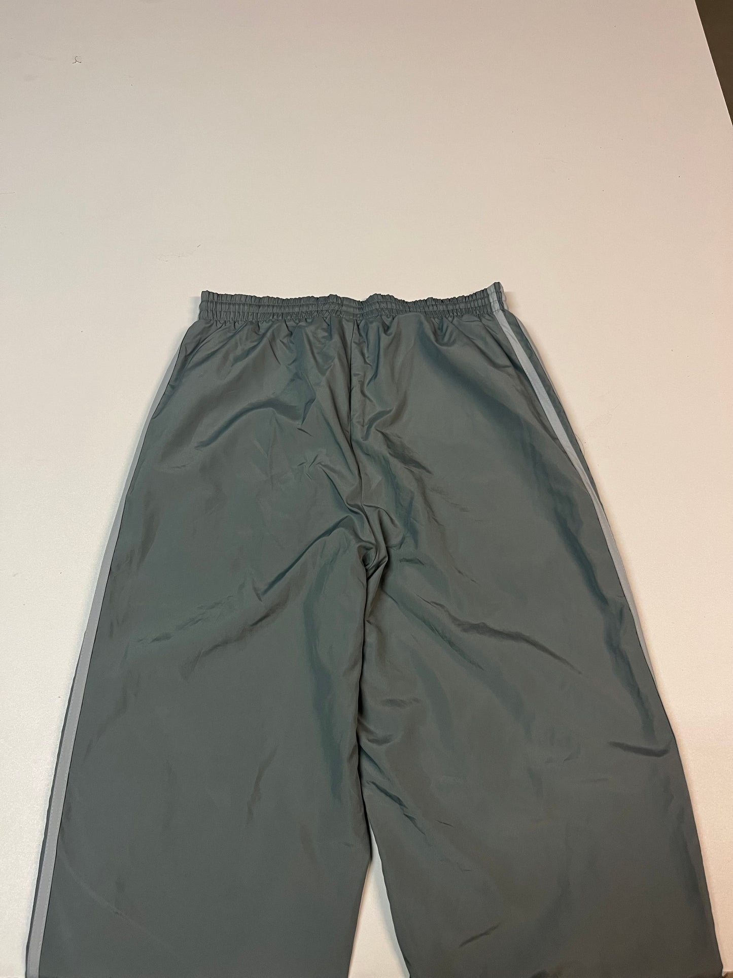 Entdecke unsere Vintage Track Pants von Nike und anderen Marken, erhältlich bei Valuxery.de - Dein Shop für trendige Vintage - Kleidung. Unsere Track Pants sind aus hochwertigen Materialien und