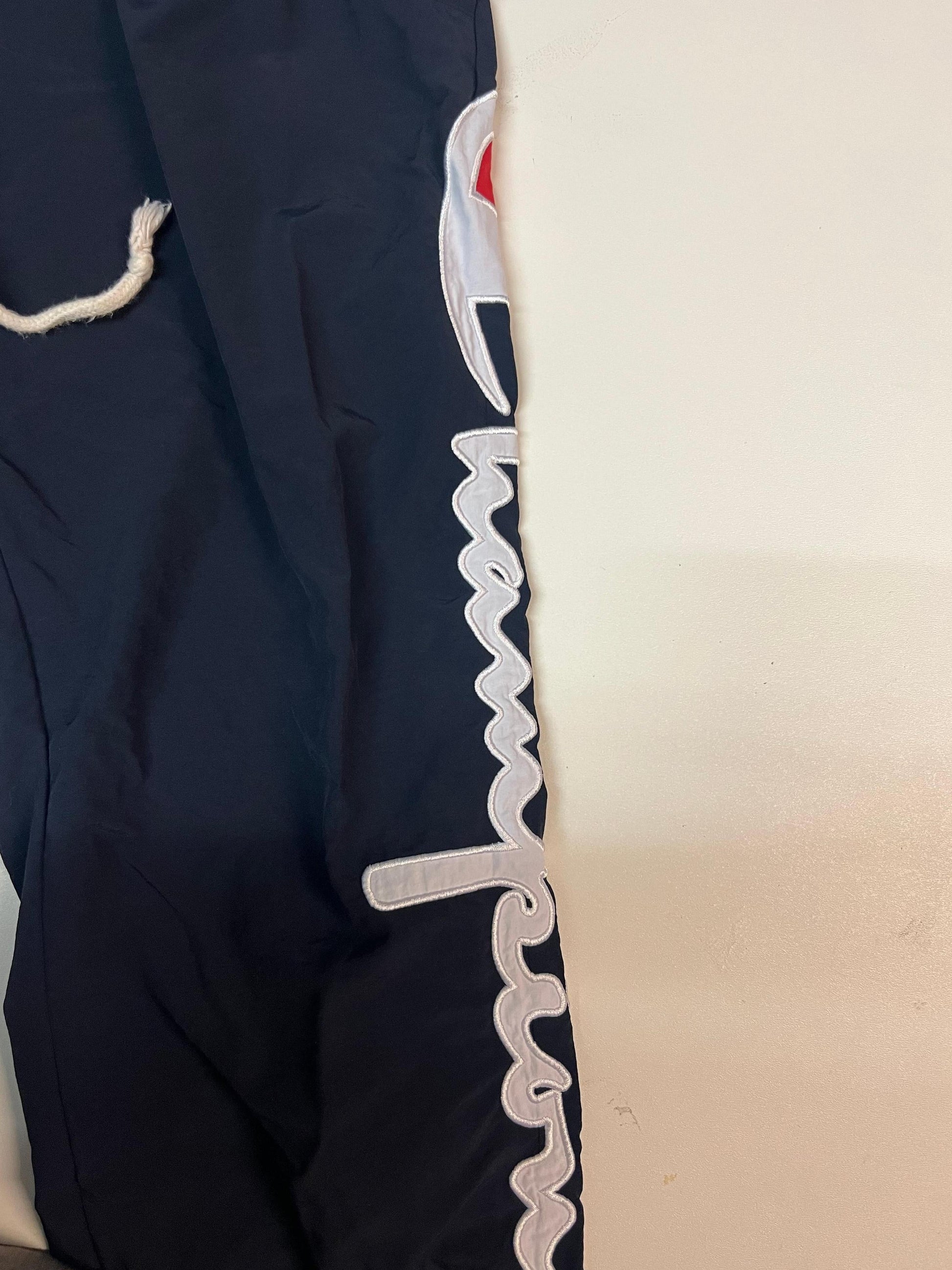 Entdecke unsere Vintage Track Pants von Nike und anderen Marken, erhältlich bei Valuxery.de - Dein Shop für trendige Vintage - Kleidung. Unsere Track Pants sind aus hochwertigen Materialien und