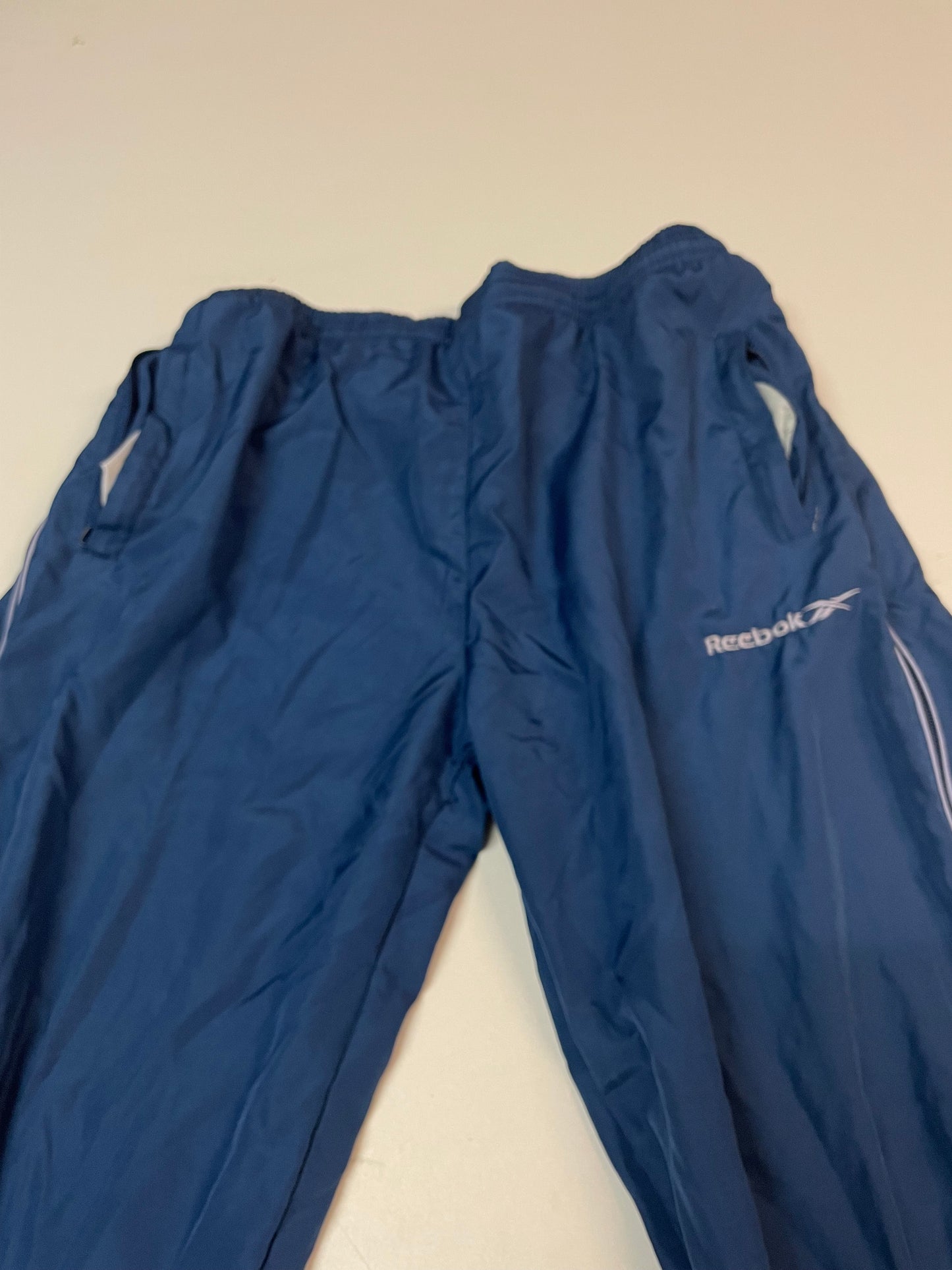 Entdecke unsere Vintage Track Pants von Nike und anderen Marken, erhältlich bei Valuxery.de - Dein Shop für trendige Vintage - Kleidung. Unsere Track Pants sind aus hochwertigen Materialien und