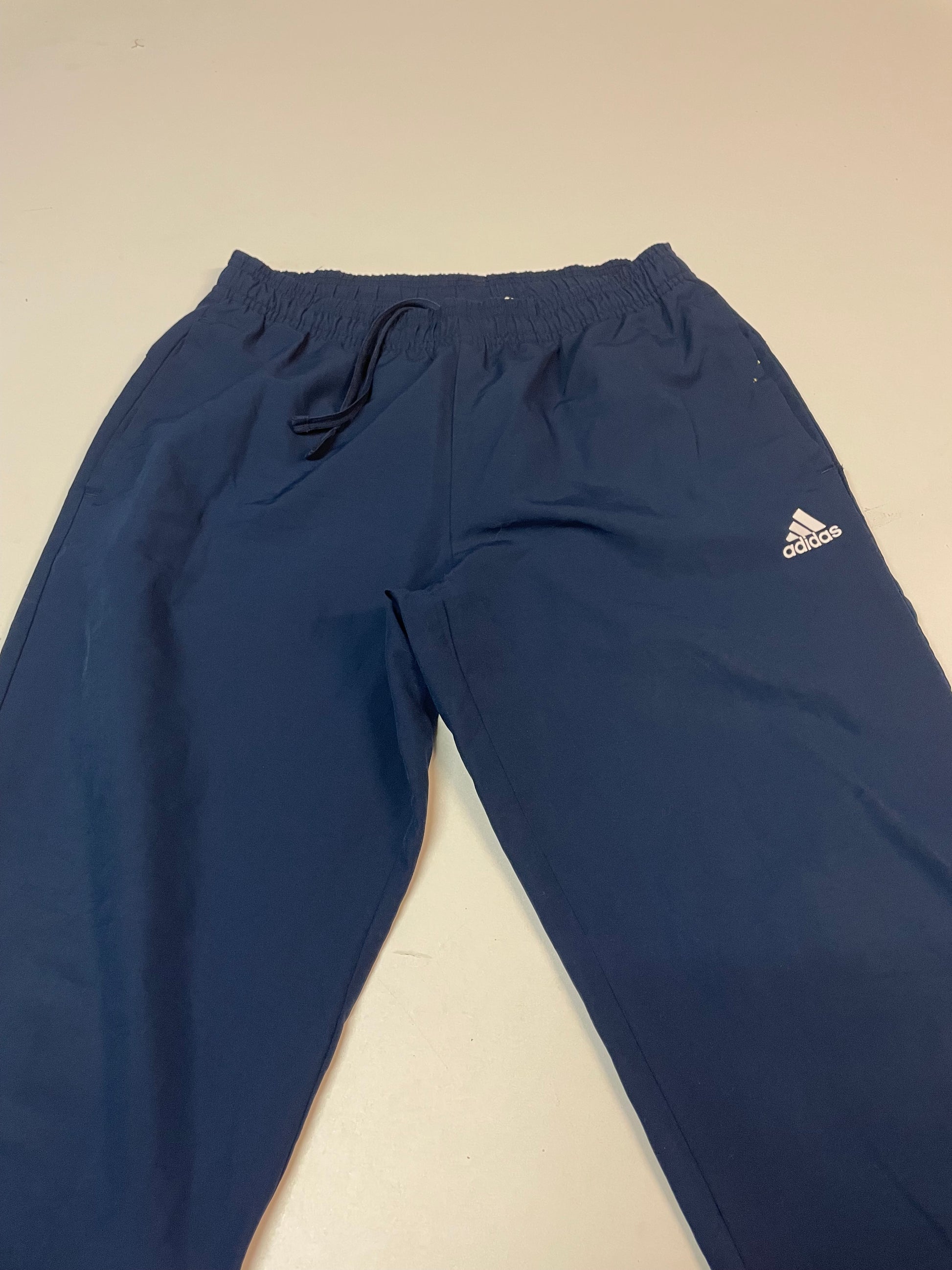 Entdecke unsere Vintage Track Pants von Nike und anderen Marken, erhältlich bei Valuxery.de - Dein Shop für trendige Vintage - Kleidung. Unsere Track Pants sind aus hochwertigen Materialien und