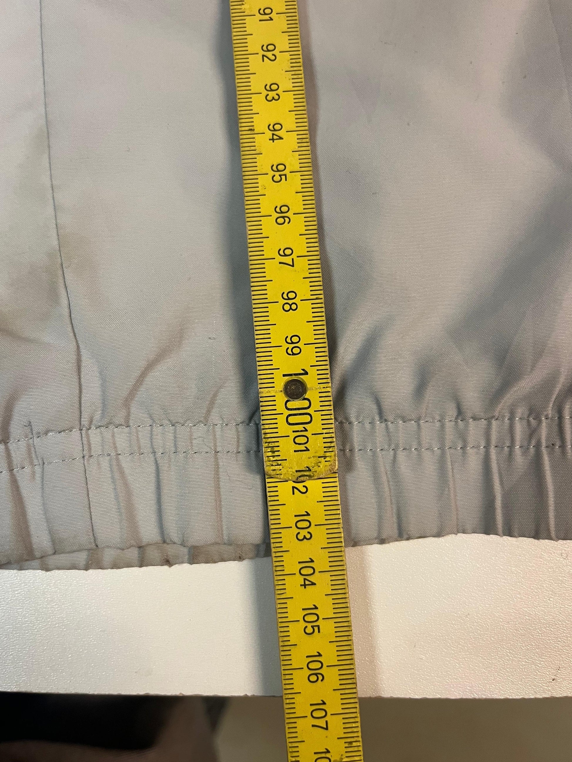 Entdecke unsere Vintage Track Pants von Nike und anderen Marken, erhältlich bei Valuxery.de - Dein Shop für trendige Vintage - Kleidung. Unsere Track Pants sind aus hochwertigen Materialien und