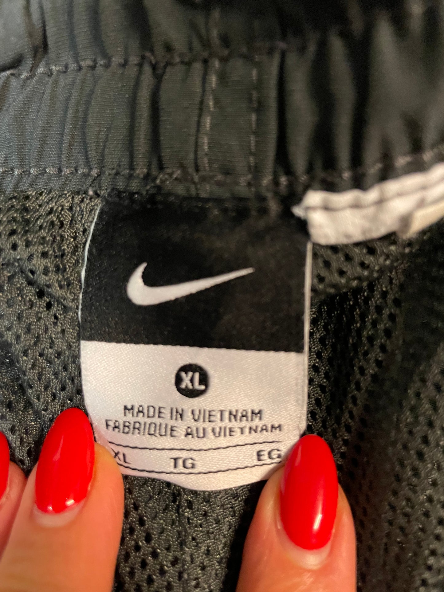 Entdecke unsere Vintage Track Pants von Nike und anderen Marken, erhältlich bei Valuxery.de - Dein Shop für trendige Vintage - Kleidung. Unsere Track Pants sind aus hochwertigen Materialien und