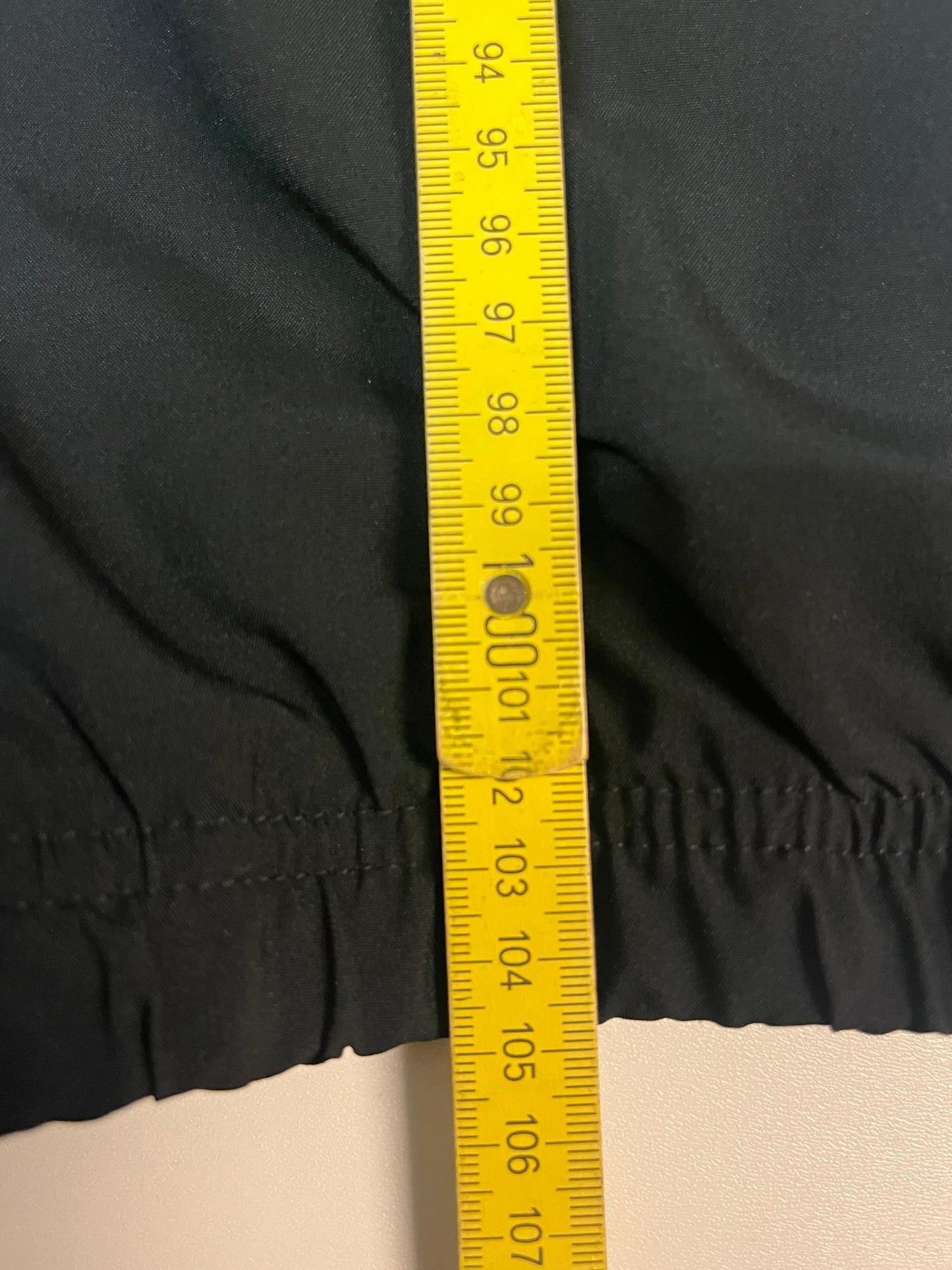 Entdecke unsere Vintage Track Pants von Nike und anderen Marken, erhältlich bei Valuxery.de - Dein Shop für trendige Vintage - Kleidung. Unsere Track Pants sind aus hochwertigen Materialien und