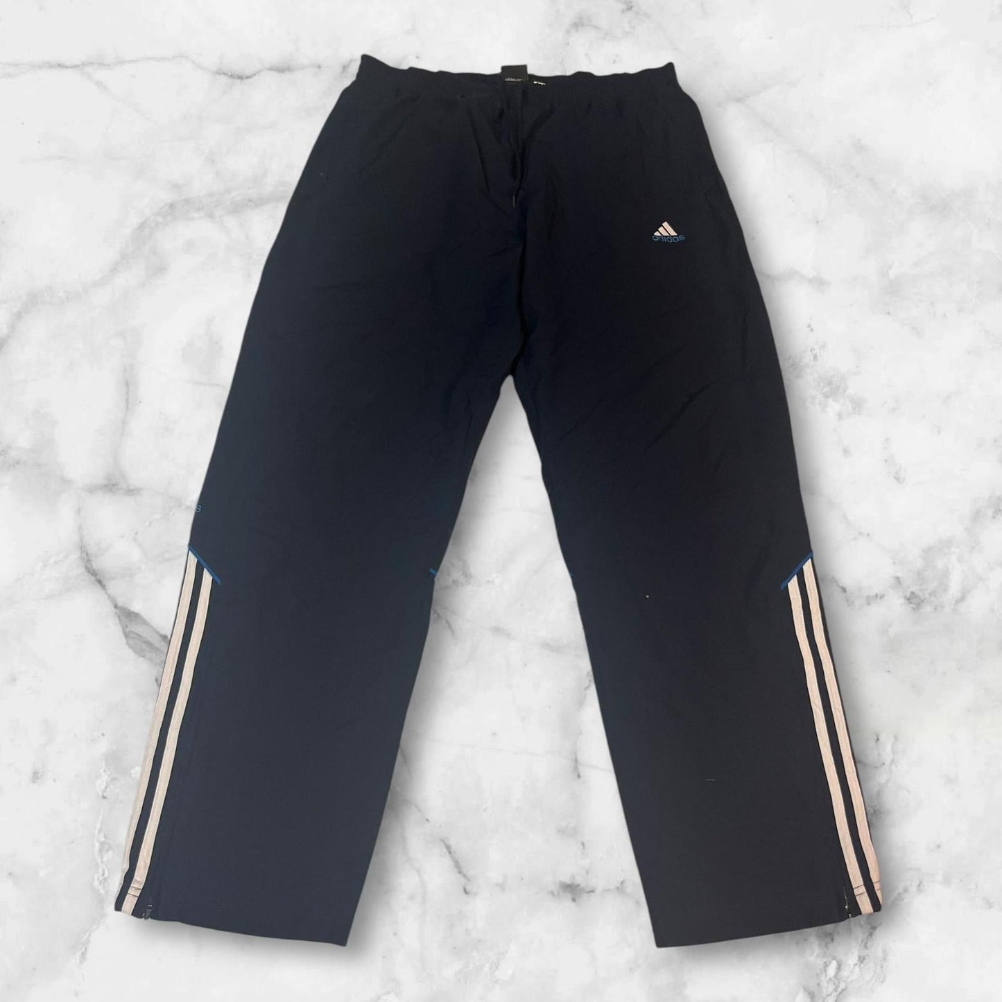 Entdecke unsere Vintage Track Pants von Nike und anderen Marken, erhältlich bei Valuxery.de - Dein Shop für trendige Vintage - Kleidung. Unsere Track Pants sind aus hochwertigen Materialien und