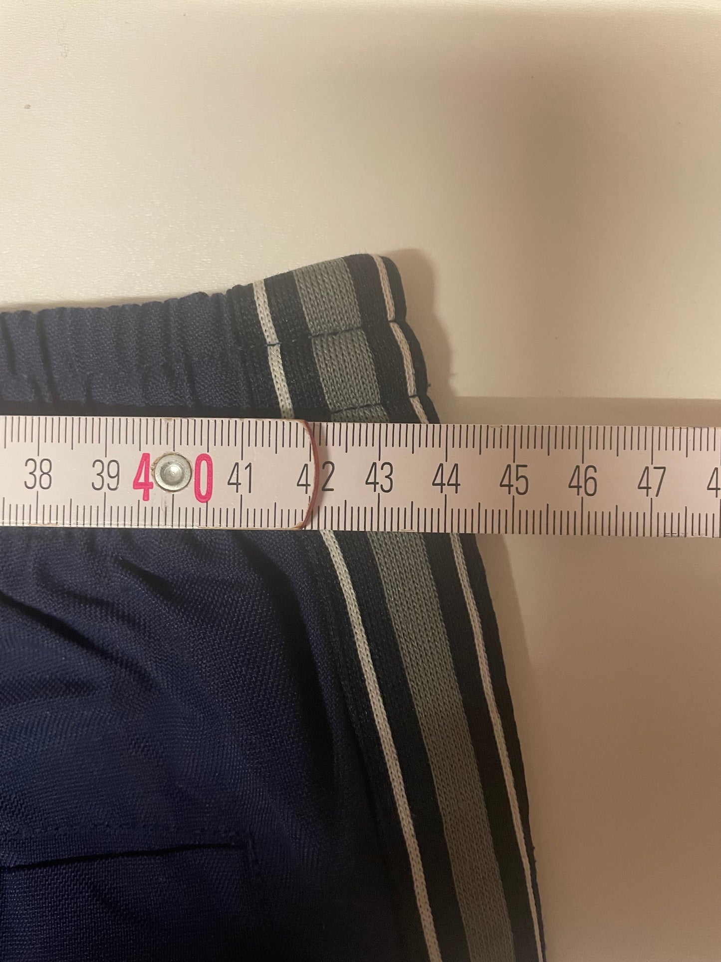 Entdecke unsere Vintage Track Pants von Nike und anderen Marken, erhältlich bei Valuxery.de - Dein Shop für trendige Vintage - Kleidung. Unsere Track Pants sind aus hochwertigen Materialien und