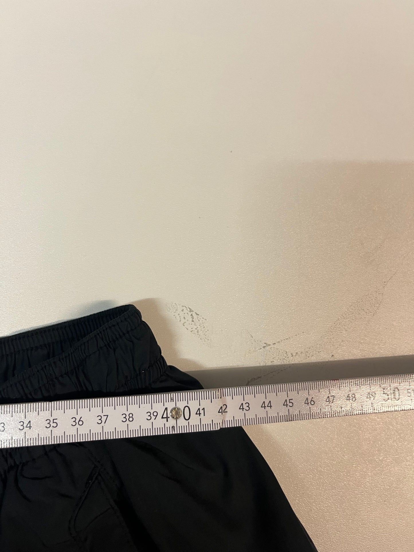 Entdecke unsere Vintage Track Pants von Nike und anderen Marken, erhältlich bei Valuxery.de - Dein Shop für trendige Vintage - Kleidung. Unsere Track Pants sind aus hochwertigen Materialien und