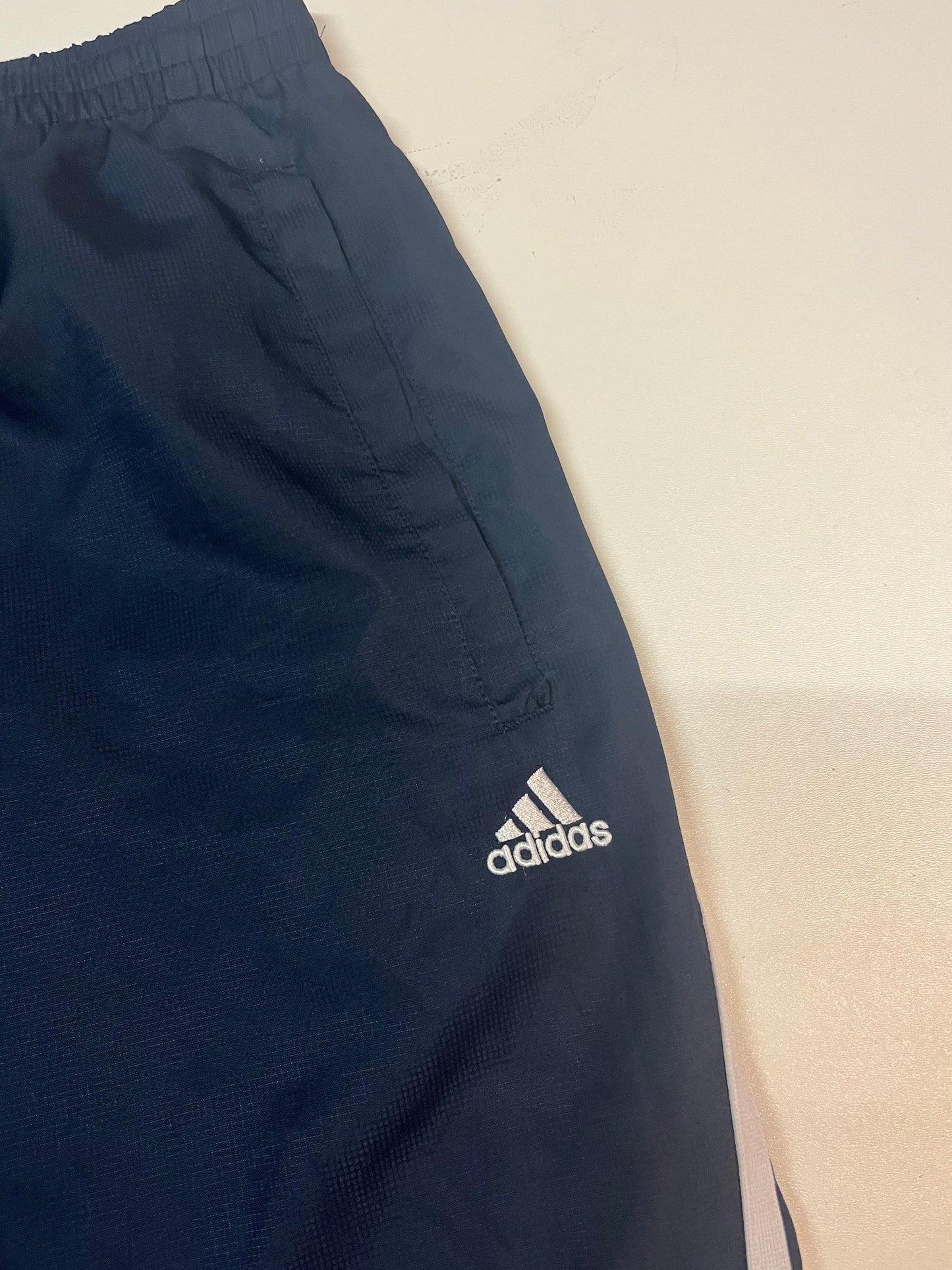 Entdecke unsere Vintage Track Pants von Nike und anderen Marken, erhältlich bei Valuxery.de - Dein Shop für trendige Vintage - Kleidung. Unsere Track Pants sind aus hochwertigen Materialien und