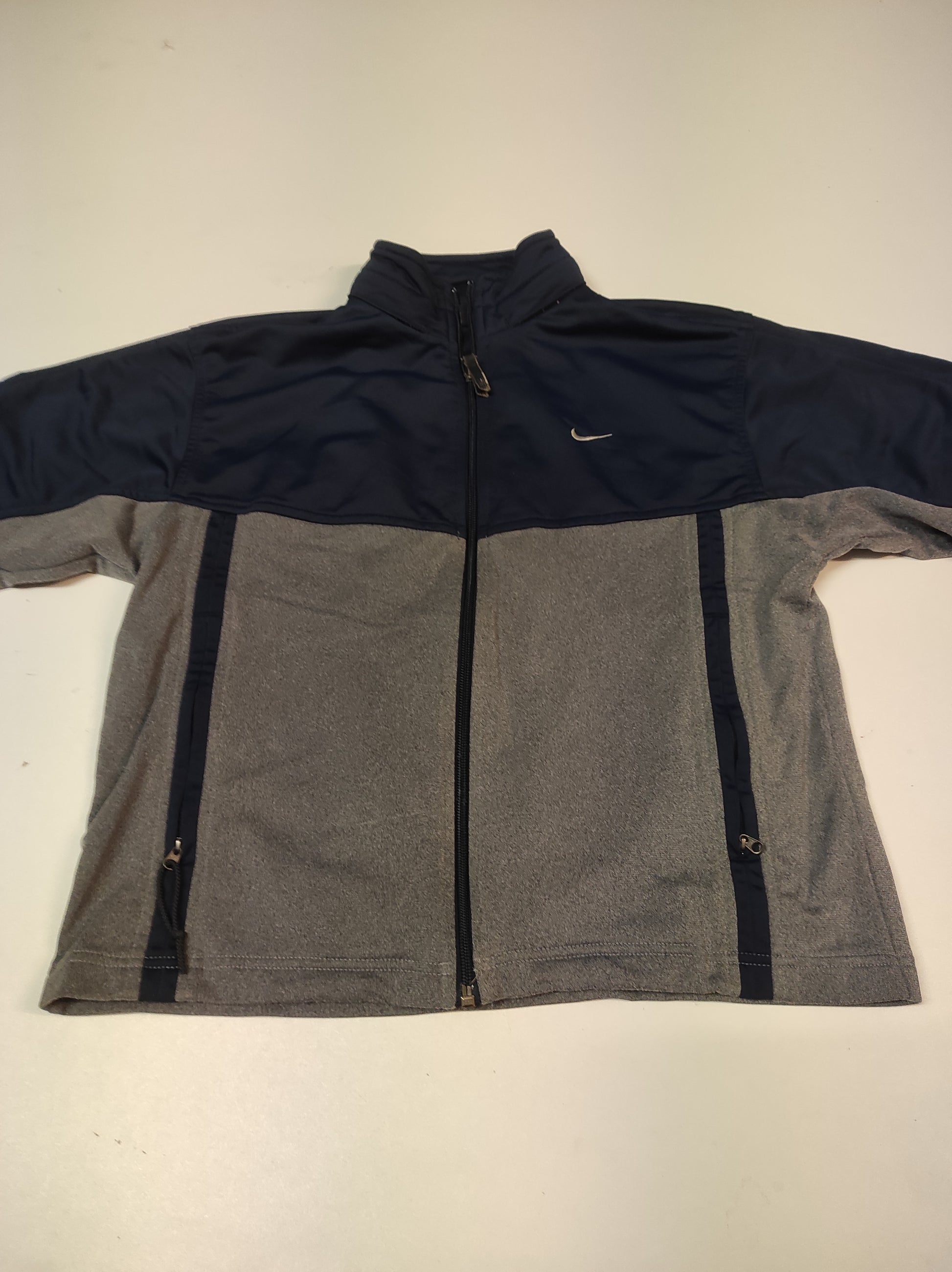 Entdecke unsere Vintage Track Pants von Nike und anderen Marken, erhältlich bei Valuxery.de - Dein Shop für trendige Vintage - Kleidung. Unsere Track Pants sind aus hochwertigen Materialien und