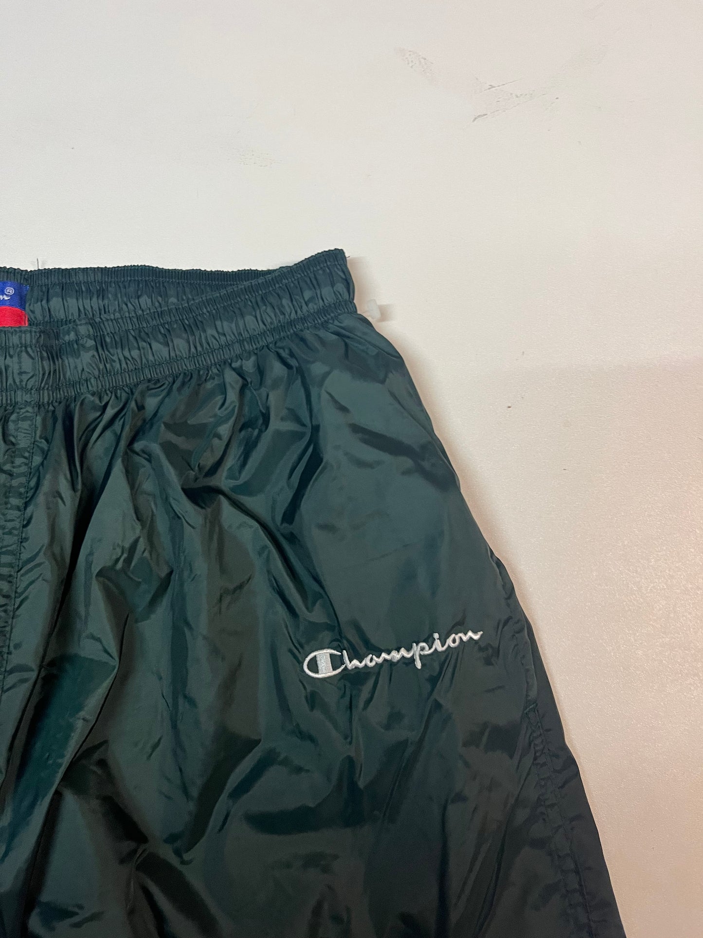 Entdecke unsere Vintage Track Pants von Nike und anderen Marken, erhältlich bei Valuxery.de - Dein Shop für trendige Vintage - Kleidung. Unsere Track Pants sind aus hochwertigen Materialien und