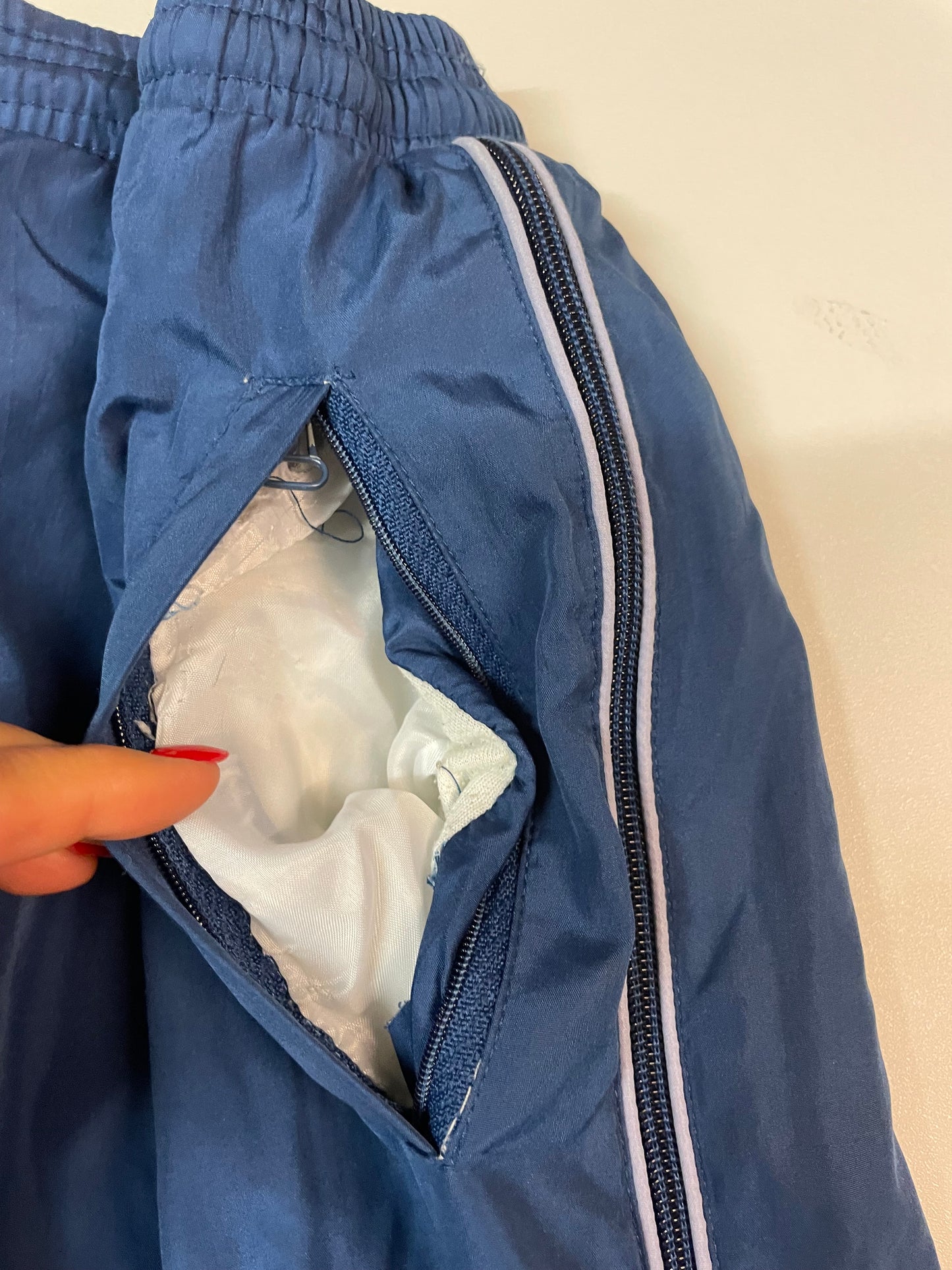 Entdecke unsere Vintage Track Pants von Nike und anderen Marken, erhältlich bei Valuxery.de - Dein Shop für trendige Vintage - Kleidung. Unsere Track Pants sind aus hochwertigen Materialien und