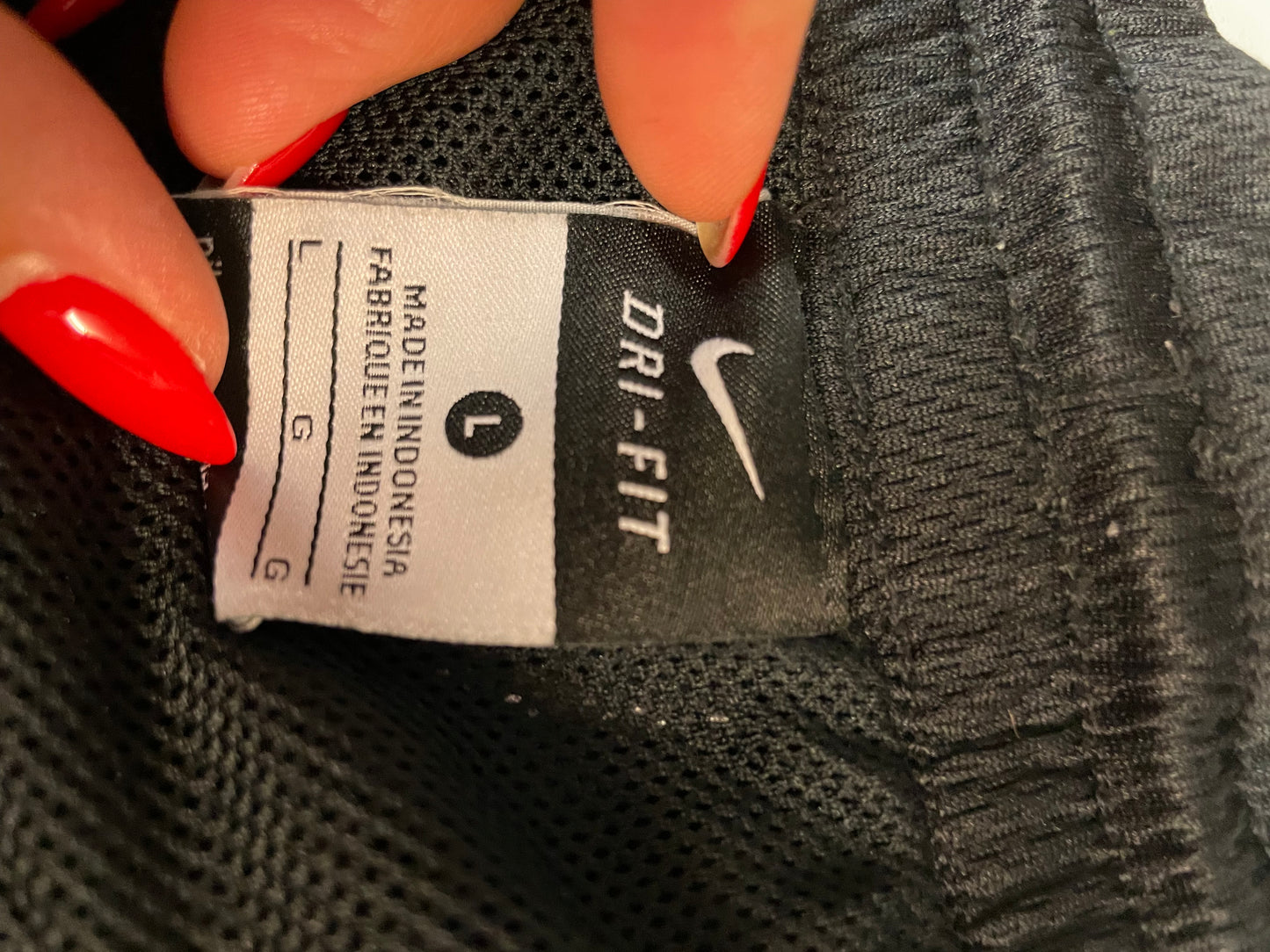 Entdecke unsere Vintage Track Pants von Nike und anderen Marken, erhältlich bei Valuxery.de - Dein Shop für trendige Vintage - Kleidung. Unsere Track Pants sind aus hochwertigen Materialien und