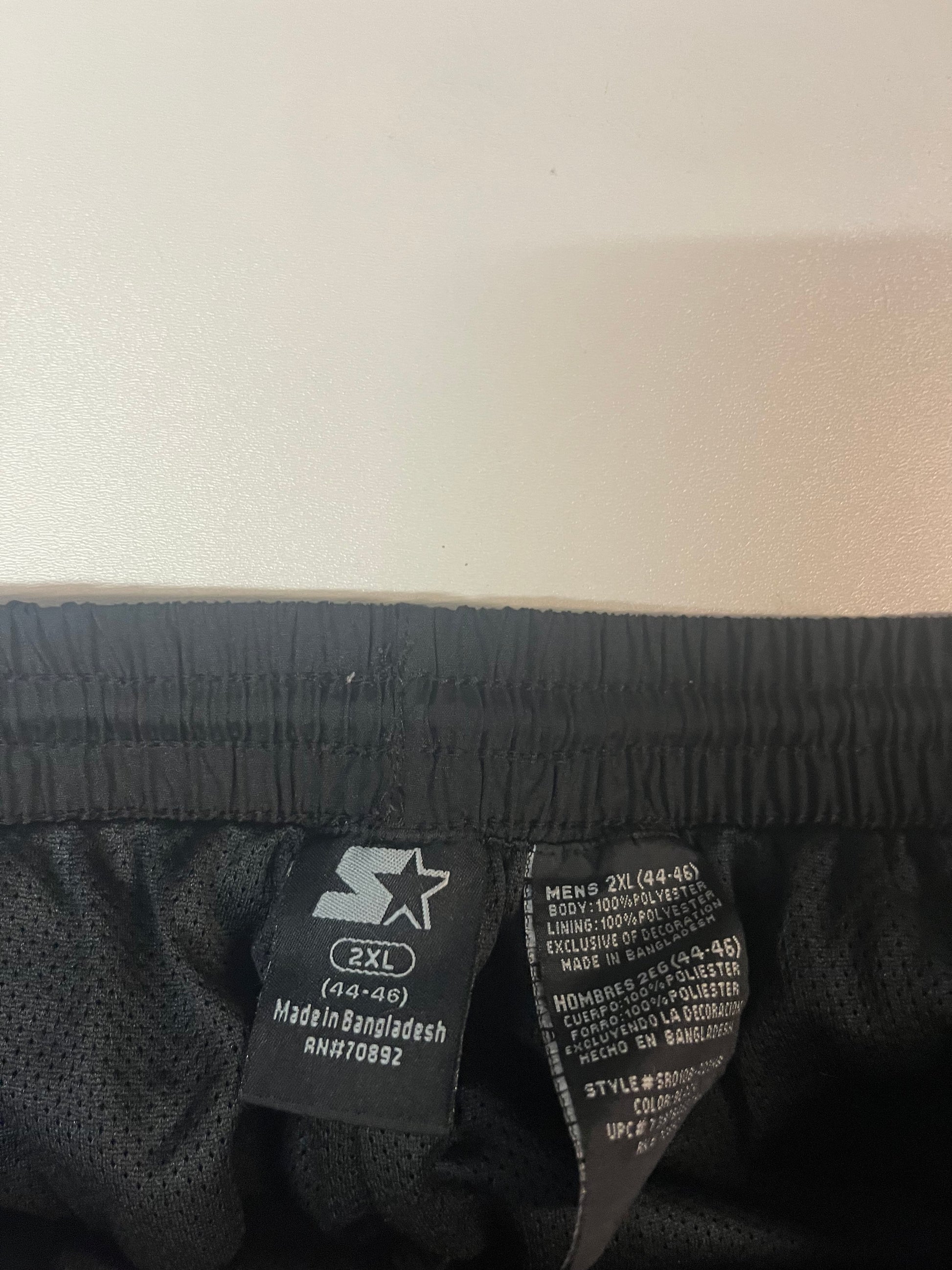 Entdecke unsere Vintage Track Pants von Nike und anderen Marken, erhältlich bei Valuxery.de - Dein Shop für trendige Vintage - Kleidung. Unsere Track Pants sind aus hochwertigen Materialien und