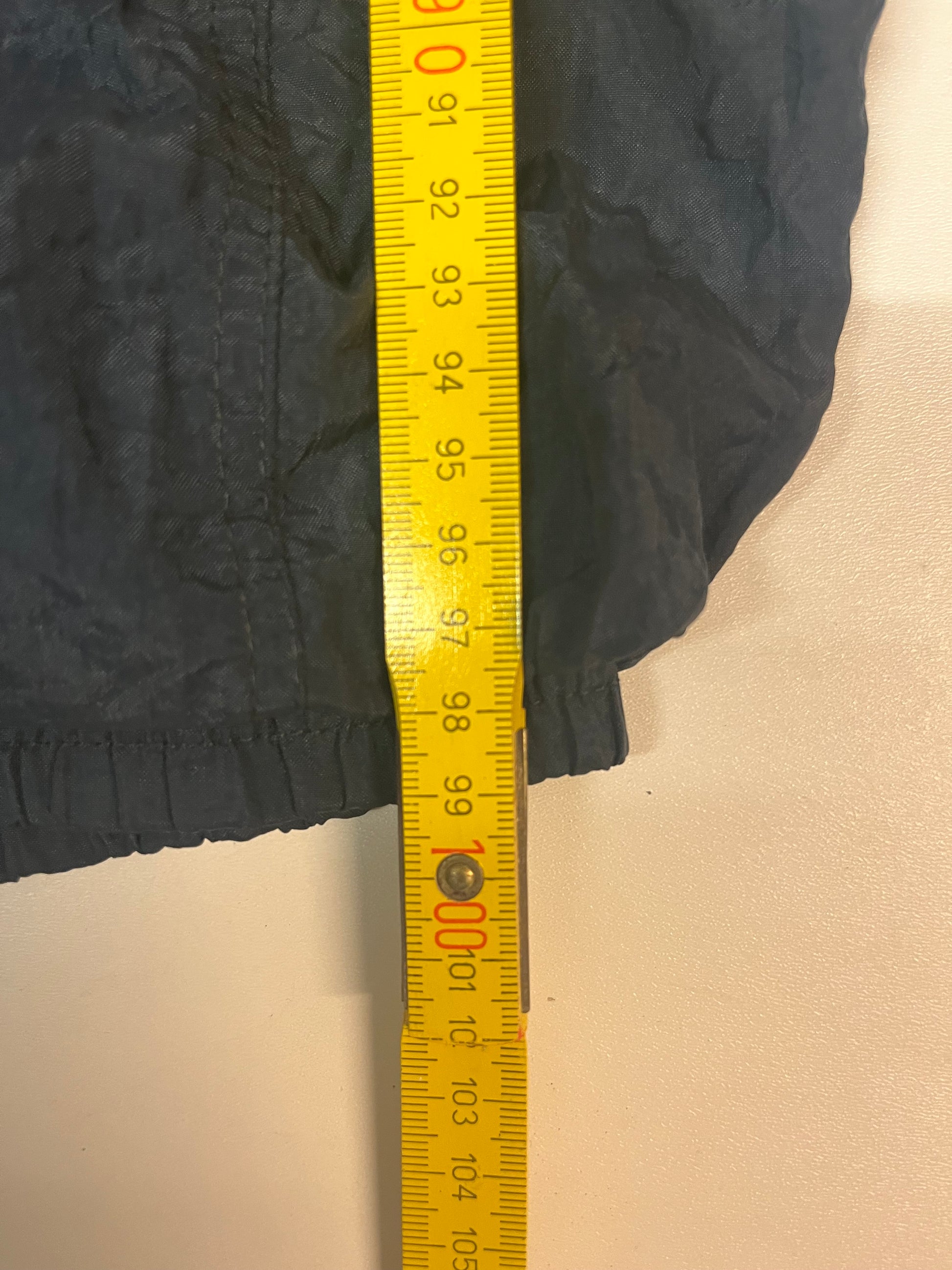 Entdecke unsere Vintage Track Pants von Nike und anderen Marken, erhältlich bei Valuxery.de - Dein Shop für trendige Vintage - Kleidung. Unsere Track Pants sind aus hochwertigen Materialien und