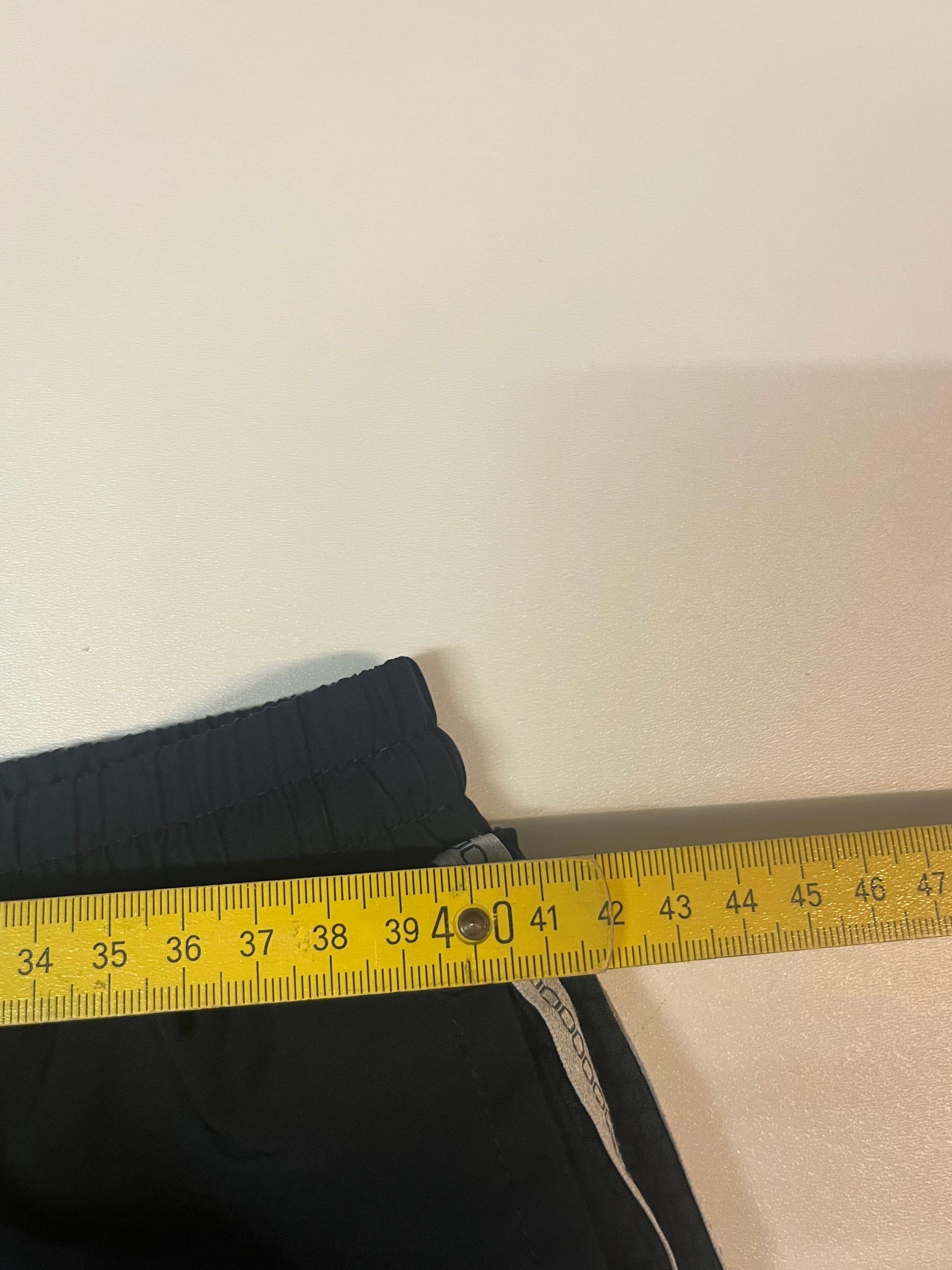 Entdecke unsere Vintage Track Pants von Nike und anderen Marken, erhältlich bei Valuxery.de - Dein Shop für trendige Vintage - Kleidung. Unsere Track Pants sind aus hochwertigen Materialien und