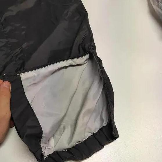 Entdecke unsere Vintage Track Pants von Nike und anderen Marken, erhältlich bei Valuxery.de - Dein Shop für trendige Vintage - Kleidung. Unsere Track Pants sind aus hochwertigen Materialien und