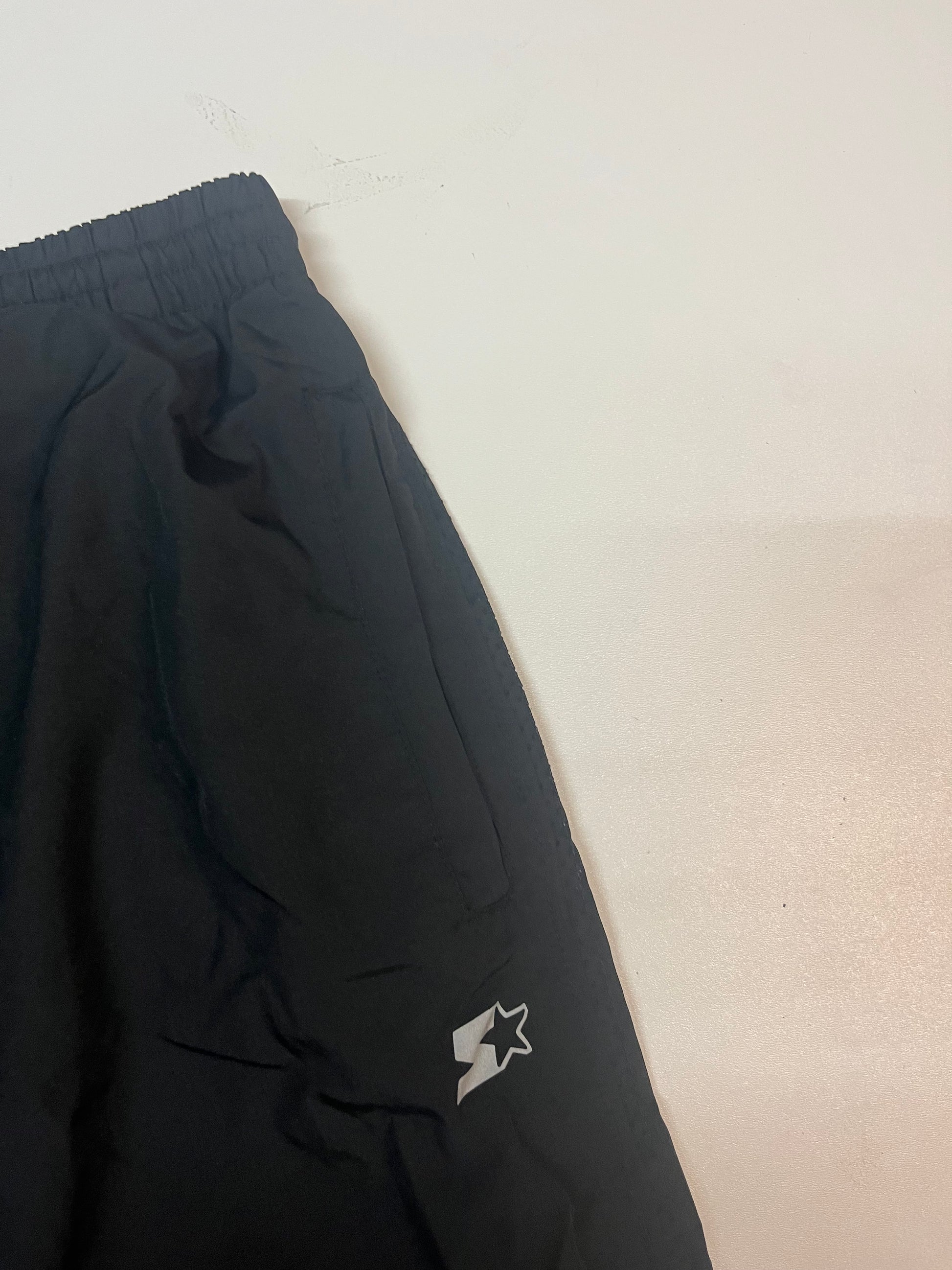 Entdecke unsere Vintage Track Pants von Nike und anderen Marken, erhältlich bei Valuxery.de - Dein Shop für trendige Vintage - Kleidung. Unsere Track Pants sind aus hochwertigen Materialien und
