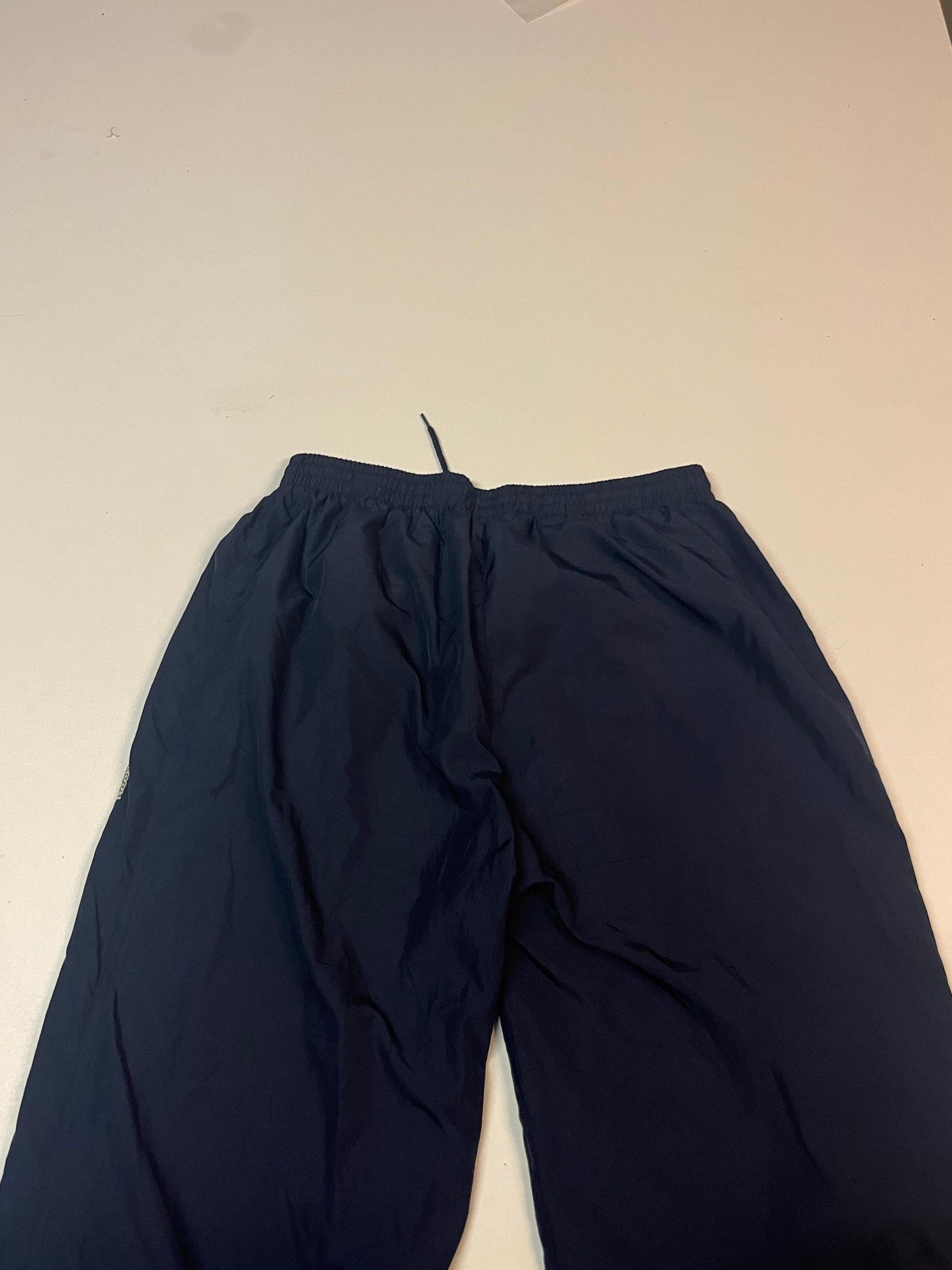 Entdecke unsere Vintage Track Pants von Nike und anderen Marken, erhältlich bei Valuxery.de - Dein Shop für trendige Vintage - Kleidung. Unsere Track Pants sind aus hochwertigen Materialien und