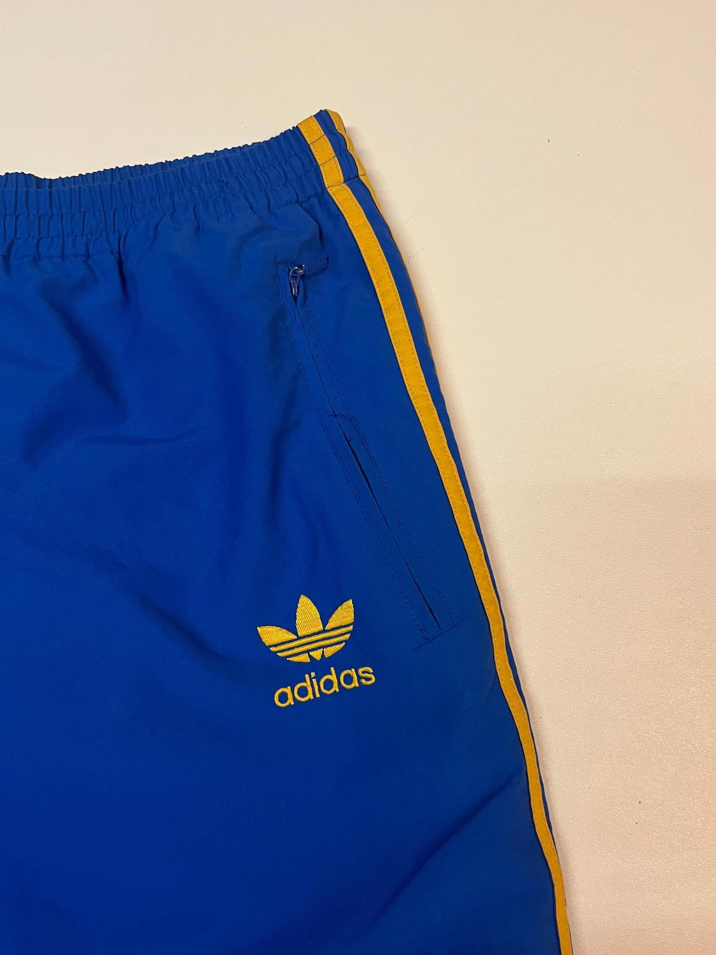 Entdecke unsere Vintage Track Pants von Nike und anderen Marken, erhältlich bei Valuxery.de - Dein Shop für trendige Vintage - Kleidung. Unsere Track Pants sind aus hochwertigen Materialien und
