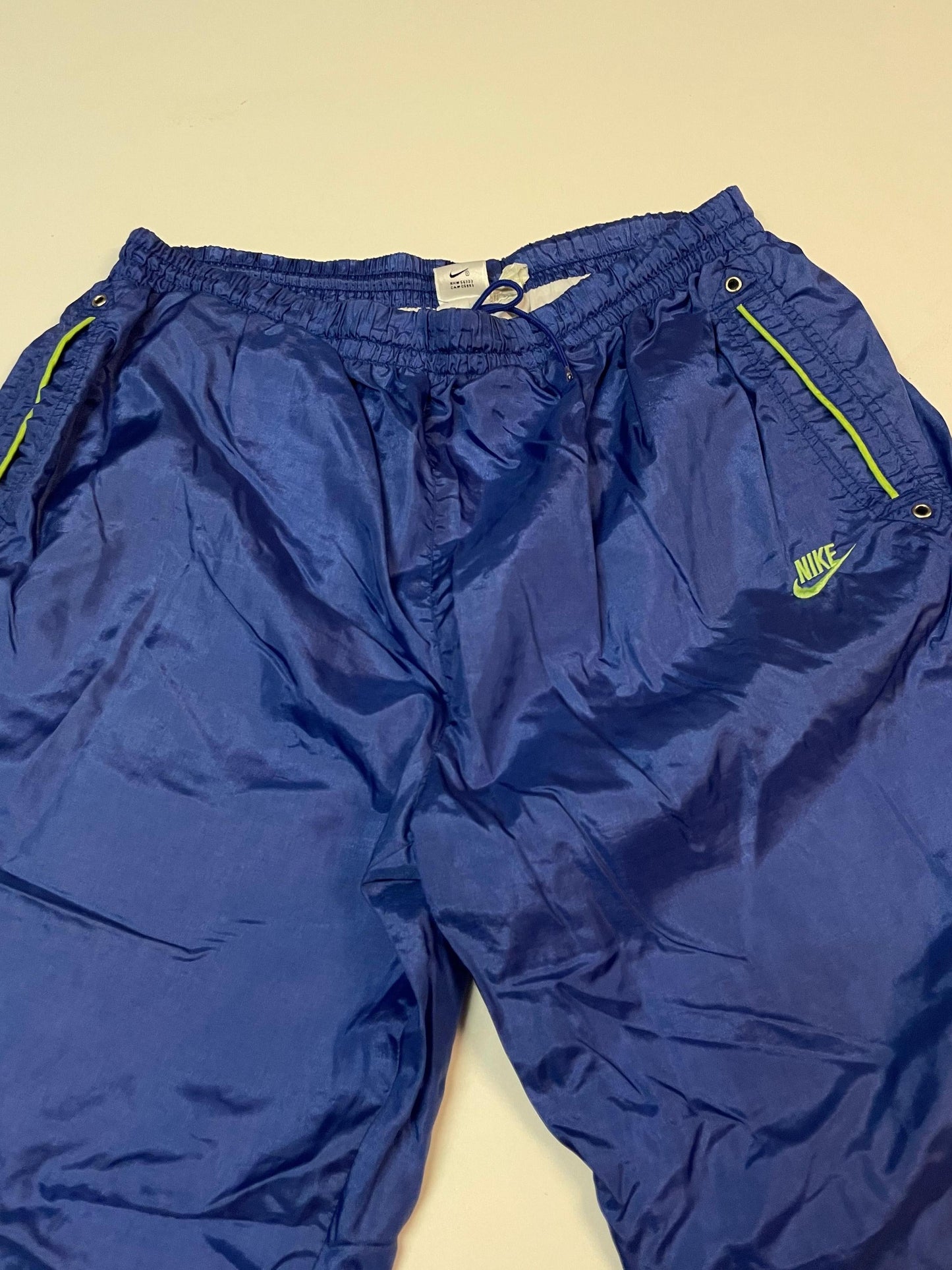 Entdecke unsere Vintage Track Pants von Nike und anderen Marken, erhältlich bei Valuxery.de - Dein Shop für trendige Vintage - Kleidung. Unsere Track Pants sind aus hochwertigen Materialien und