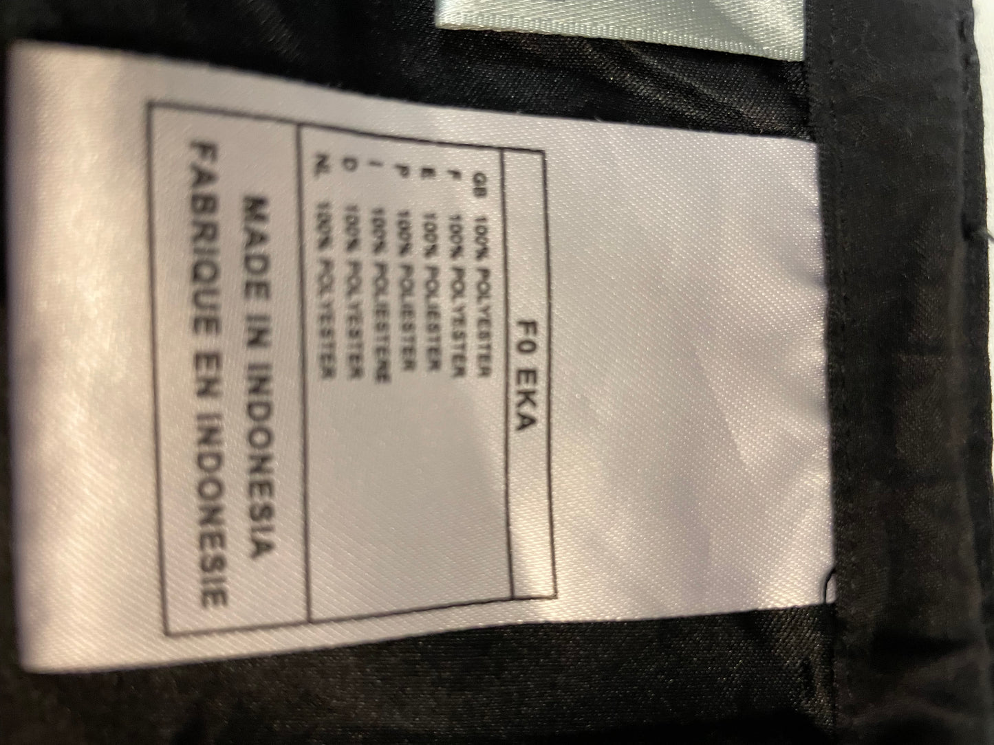 Entdecke unsere Vintage Track Pants von Nike und anderen Marken, erhältlich bei Valuxery.de - Dein Shop für trendige Vintage - Kleidung. Unsere Track Pants sind aus hochwertigen Materialien und