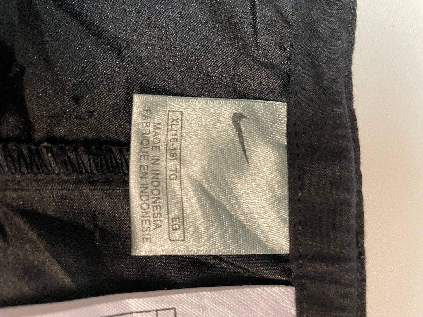 Entdecke unsere Vintage Track Pants von Nike und anderen Marken, erhältlich bei Valuxery.de - Dein Shop für trendige Vintage - Kleidung. Unsere Track Pants sind aus hochwertigen Materialien und