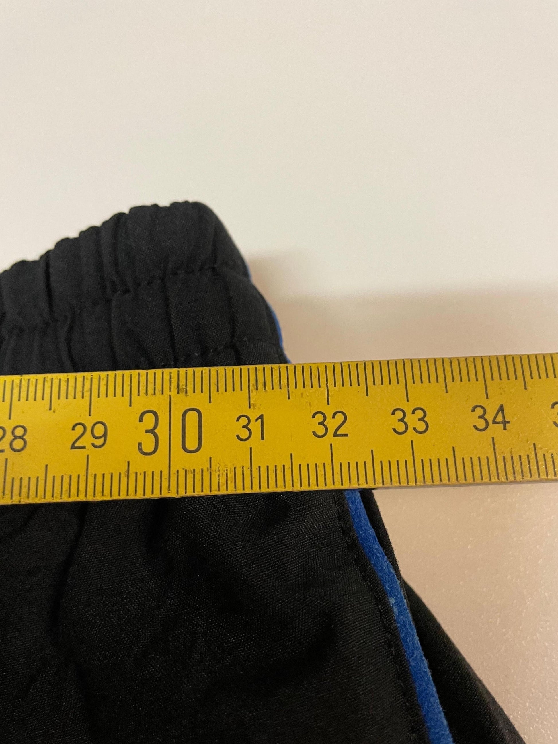 Entdecke unsere Vintage Track Pants von Nike und anderen Marken, erhältlich bei Valuxery.de - Dein Shop für trendige Vintage - Kleidung. Unsere Track Pants sind aus hochwertigen Materialien und