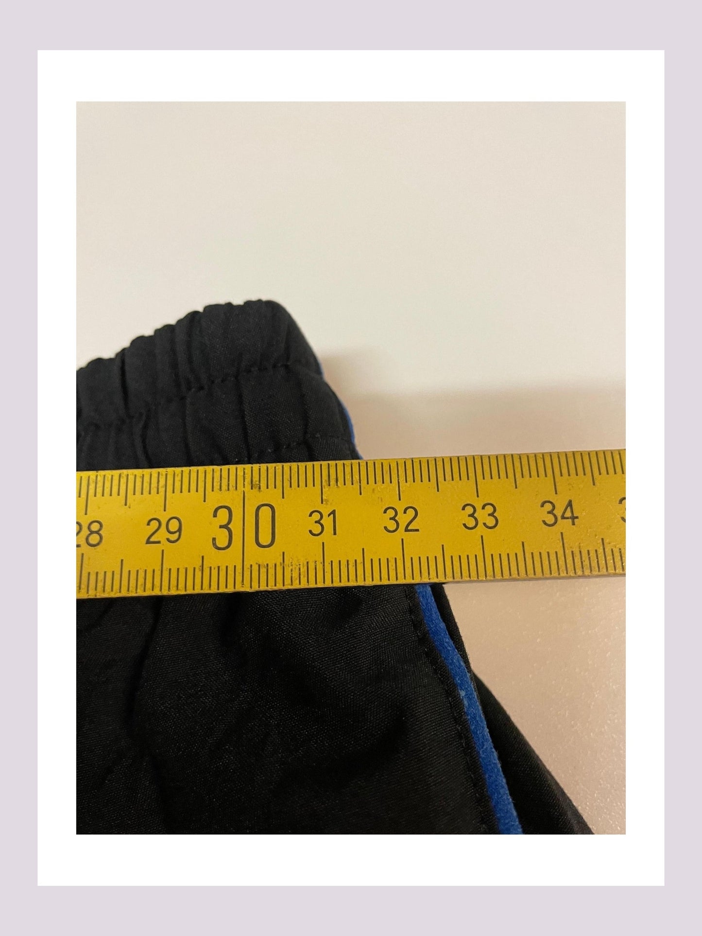 Entdecke unsere Vintage Track Pants von Nike und anderen Marken, erhältlich bei Valuxery.de - Dein Shop für trendige Vintage - Kleidung. Unsere Track Pants sind aus hochwertigen Materialien und