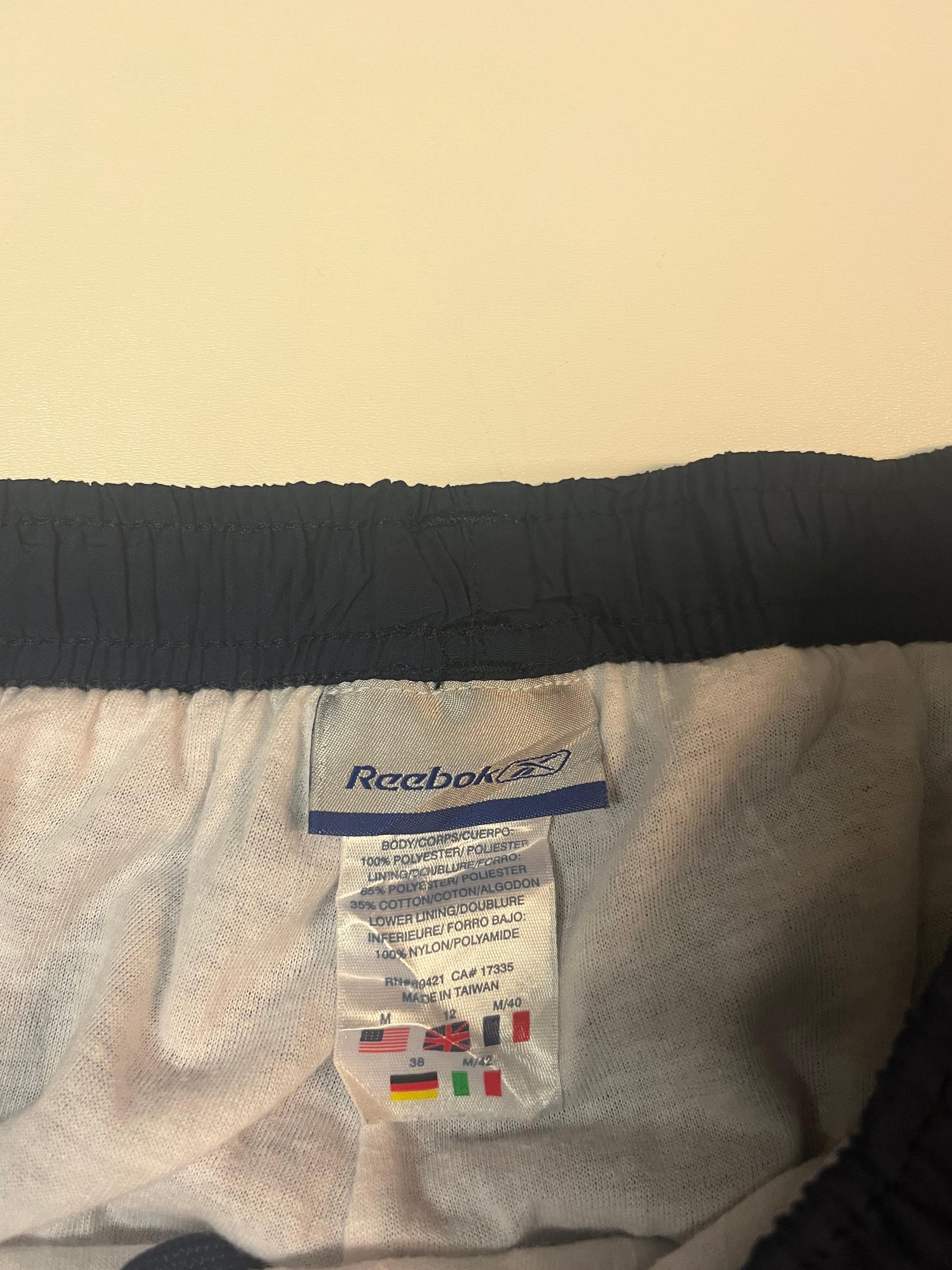 Entdecke unsere Vintage Track Pants von Nike und anderen Marken, erhältlich bei Valuxery.de - Dein Shop für trendige Vintage - Kleidung. Unsere Track Pants sind aus hochwertigen Materialien und