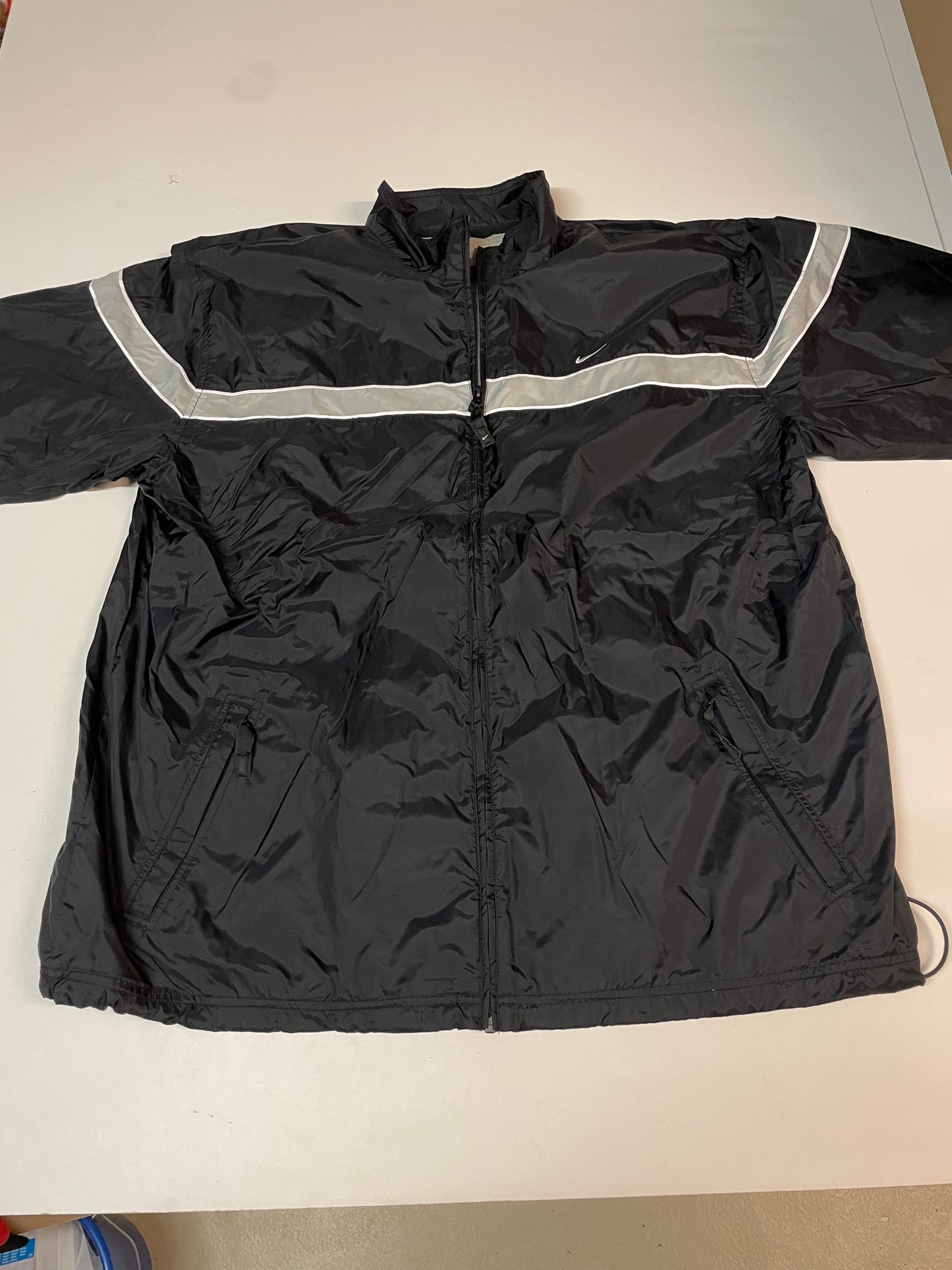 Entdecke unsere Vintage Track Pants von Nike und anderen Marken, erhältlich bei Valuxery.de - Dein Shop für trendige Vintage - Kleidung. Unsere Track Pants sind aus hochwertigen Materialien und
