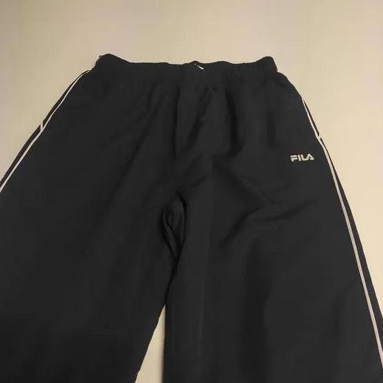 Entdecke unsere Vintage Track Pants von Nike und anderen Marken, erhältlich bei Valuxery.de - Dein Shop für trendige Vintage - Kleidung. Unsere Track Pants sind aus hochwertigen Materialien und