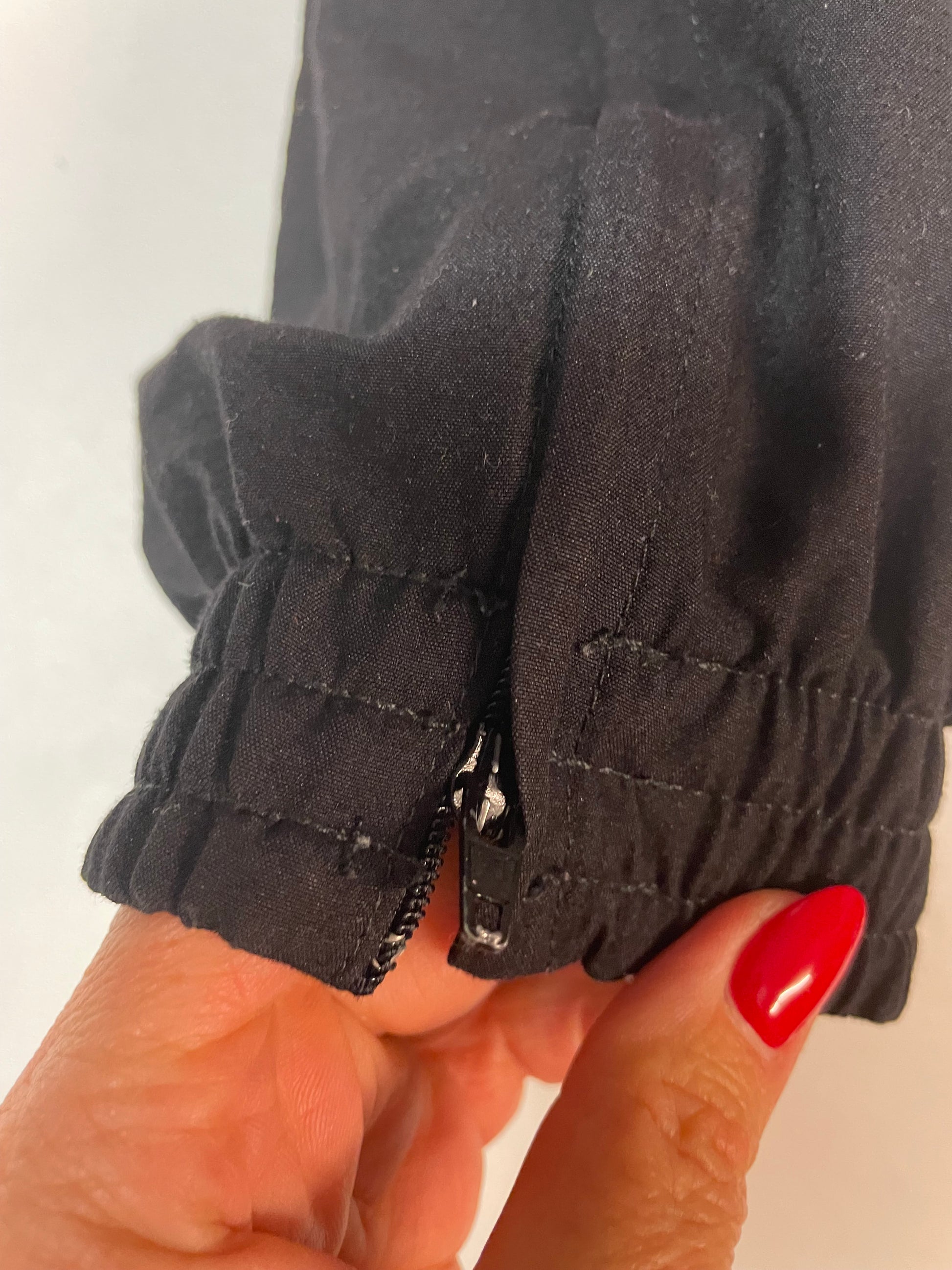 Entdecke unsere Vintage Track Pants von Nike und anderen Marken, erhältlich bei Valuxery.de - Dein Shop für trendige Vintage - Kleidung. Unsere Track Pants sind aus hochwertigen Materialien und