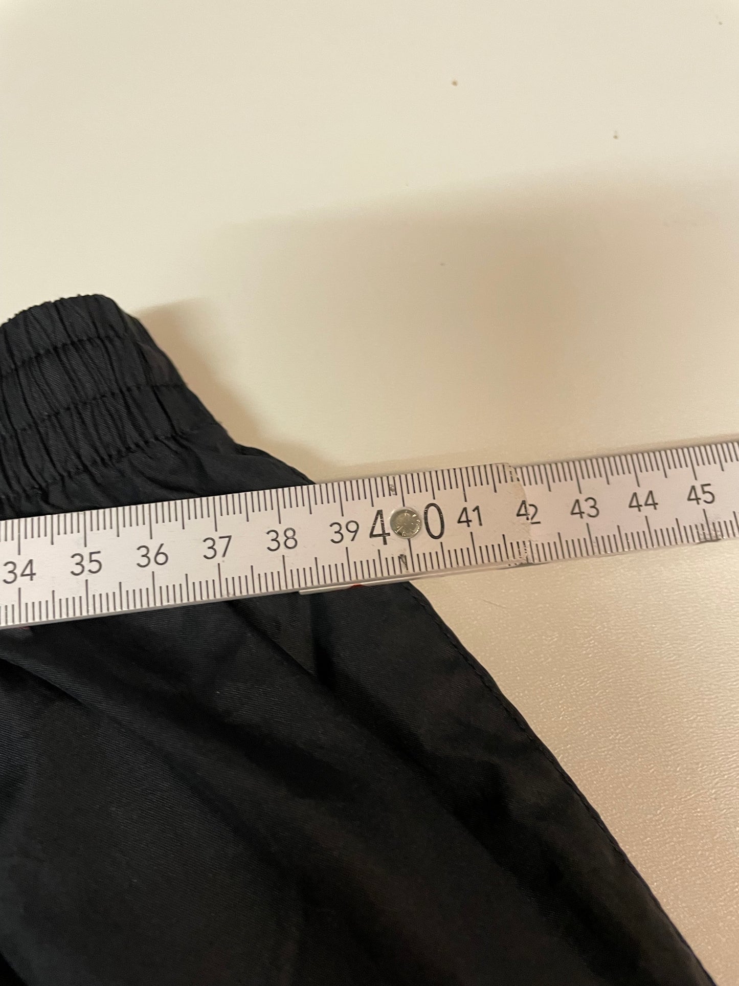 Entdecke unsere Vintage Track Pants von Nike und anderen Marken, erhältlich bei Valuxery.de - Dein Shop für trendige Vintage - Kleidung. Unsere Track Pants sind aus hochwertigen Materialien und