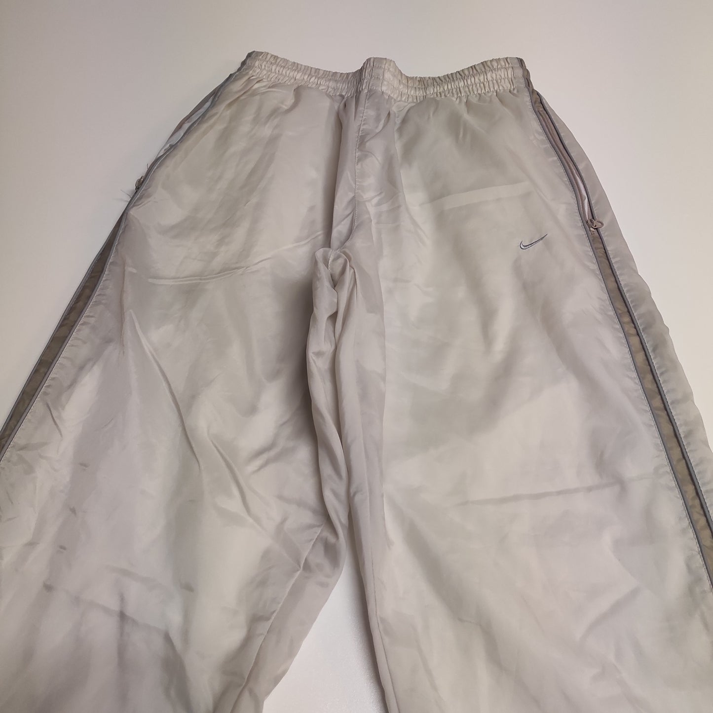 Entdecke unsere Vintage Track Pants von Nike und anderen Marken, erhältlich bei Valuxery.de - Dein Shop für trendige Vintage - Kleidung. Unsere Track Pants sind aus hochwertigen Materialien und