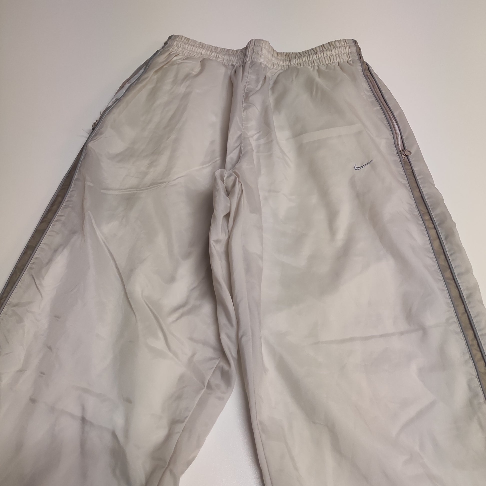 Entdecke unsere Vintage Track Pants von Nike und anderen Marken, erhältlich bei Valuxery.de - Dein Shop für trendige Vintage - Kleidung. Unsere Track Pants sind aus hochwertigen Materialien und