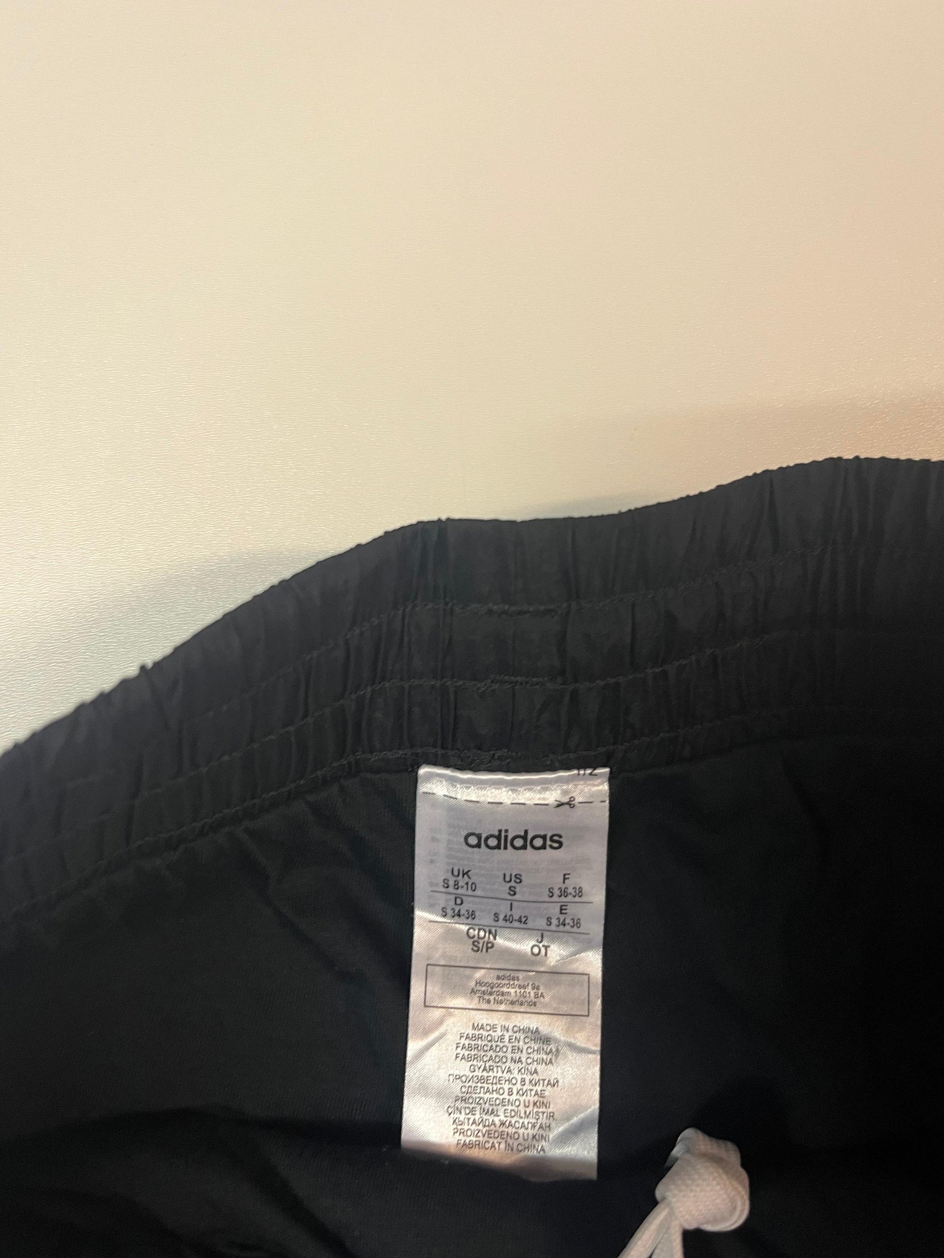 Entdecke unsere Vintage Track Pants von Nike und anderen Marken, erhältlich bei Valuxery.de - Dein Shop für trendige Vintage - Kleidung. Unsere Track Pants sind aus hochwertigen Materialien und