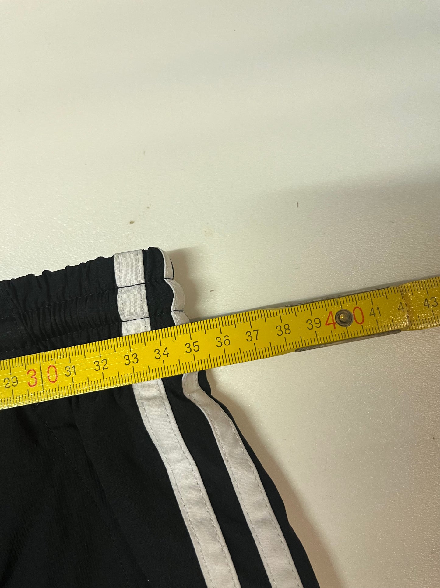 Entdecke unsere Vintage Track Pants von Nike und anderen Marken, erhältlich bei Valuxery.de - Dein Shop für trendige Vintage - Kleidung. Unsere Track Pants sind aus hochwertigen Materialien und