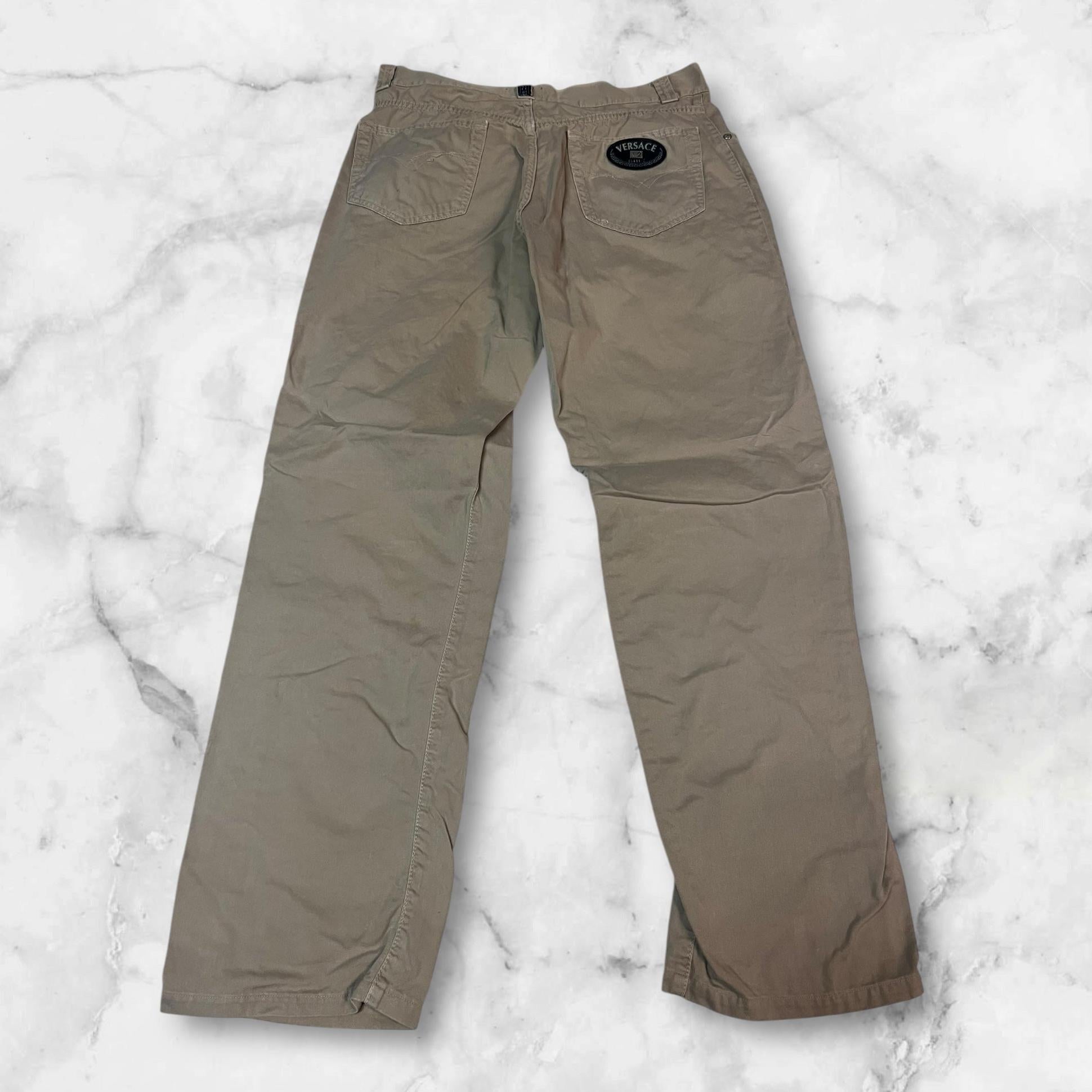 Entdecke unsere Vintage Track Pants von Nike und anderen Marken, erhältlich bei Valuxery.de - Dein Shop für trendige Vintage - Kleidung. Unsere Track Pants sind aus hochwertigen Materialien und