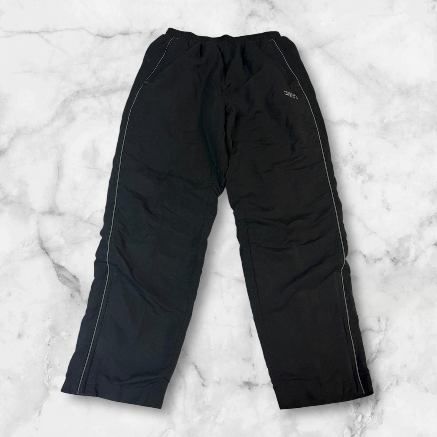Entdecke unsere Vintage Track Pants von Nike und anderen Marken, erhältlich bei Valuxery.de - Dein Shop für trendige Vintage - Kleidung. Unsere Track Pants sind aus hochwertigen Materialien und