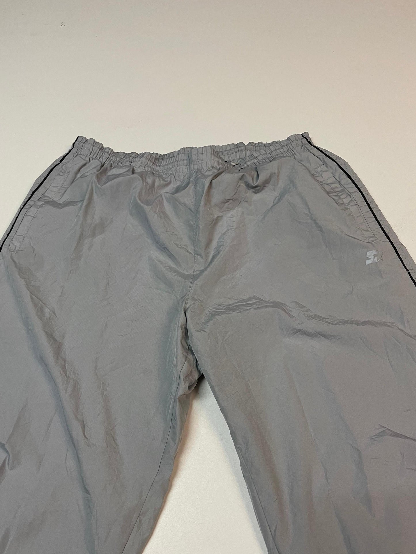 Entdecke unsere Vintage Track Pants von Nike und anderen Marken, erhältlich bei Valuxery.de - Dein Shop für trendige Vintage - Kleidung. Unsere Track Pants sind aus hochwertigen Materialien und