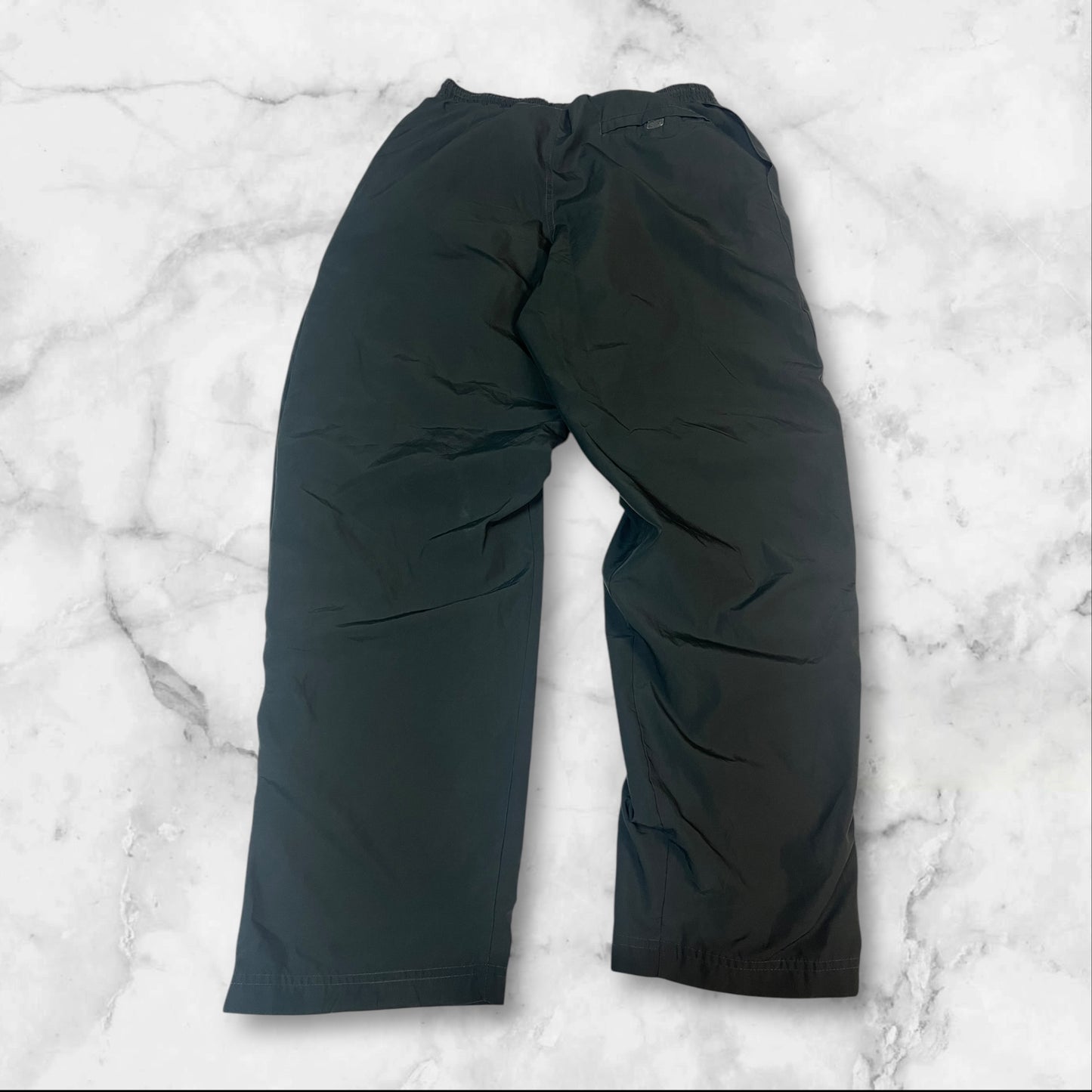 Entdecke unsere Vintage Track Pants von Nike und anderen Marken, erhältlich bei Valuxery.de - Dein Shop für trendige Vintage - Kleidung. Unsere Track Pants sind aus hochwertigen Materialien und
