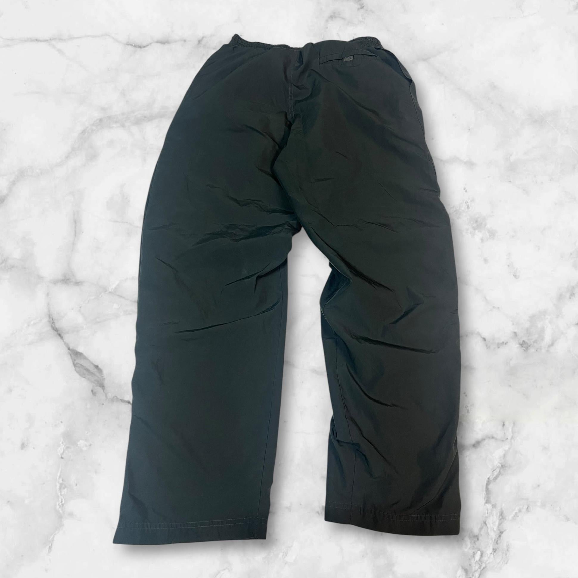 Entdecke unsere Vintage Track Pants von Nike und anderen Marken, erhältlich bei Valuxery.de - Dein Shop für trendige Vintage - Kleidung. Unsere Track Pants sind aus hochwertigen Materialien und