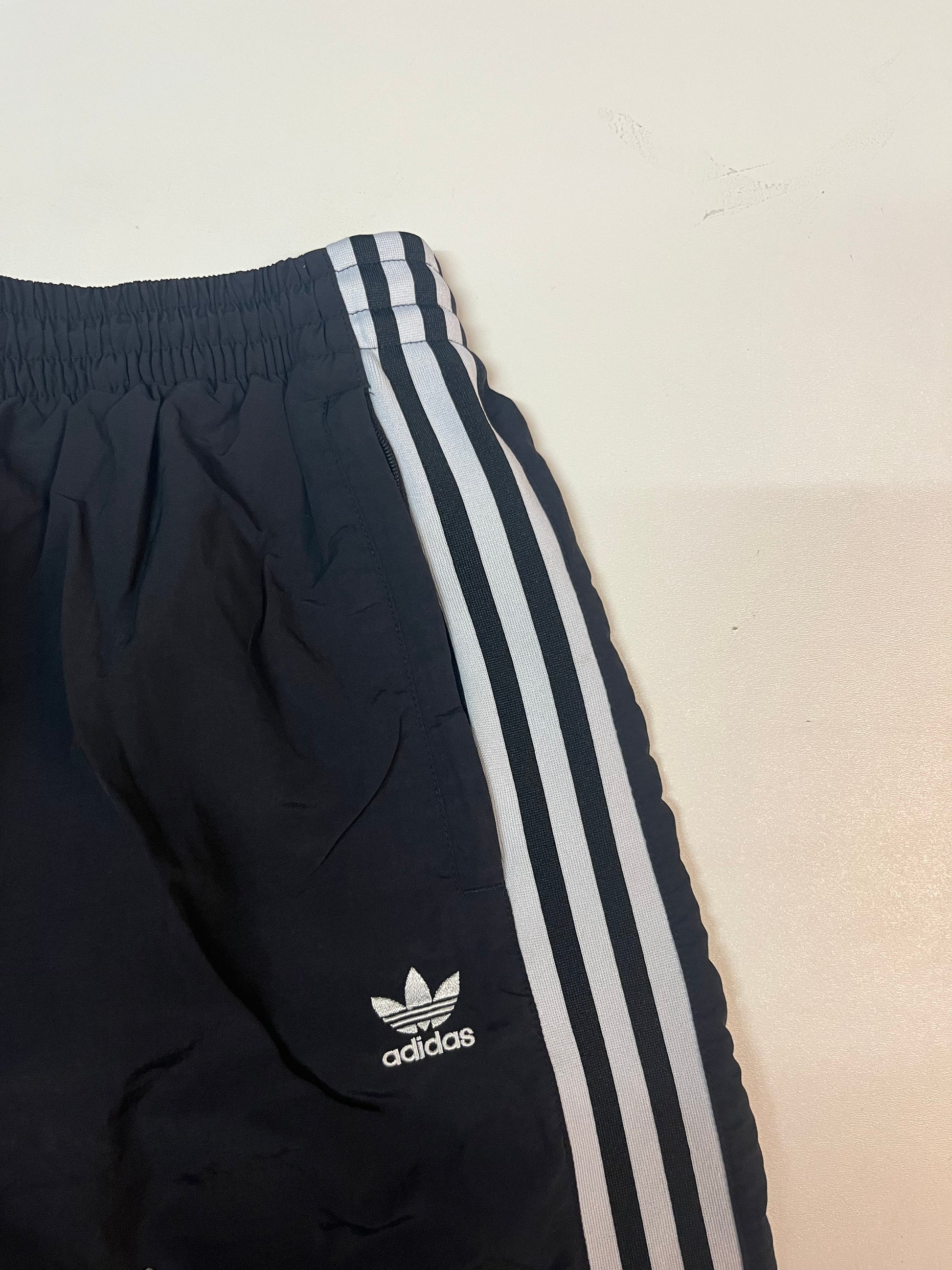 Entdecke unsere Vintage Track Pants von Nike und anderen Marken, erhältlich bei Valuxery.de - Dein Shop für trendige Vintage - Kleidung. Unsere Track Pants sind aus hochwertigen Materialien und