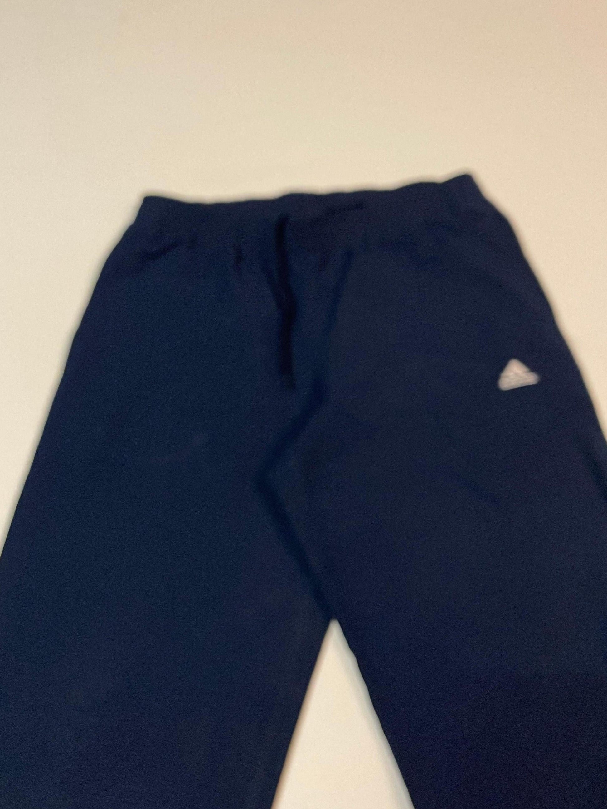 Entdecke unsere Vintage Track Pants von Nike und anderen Marken, erhältlich bei Valuxery.de - Dein Shop für trendige Vintage - Kleidung. Unsere Track Pants sind aus hochwertigen Materialien und