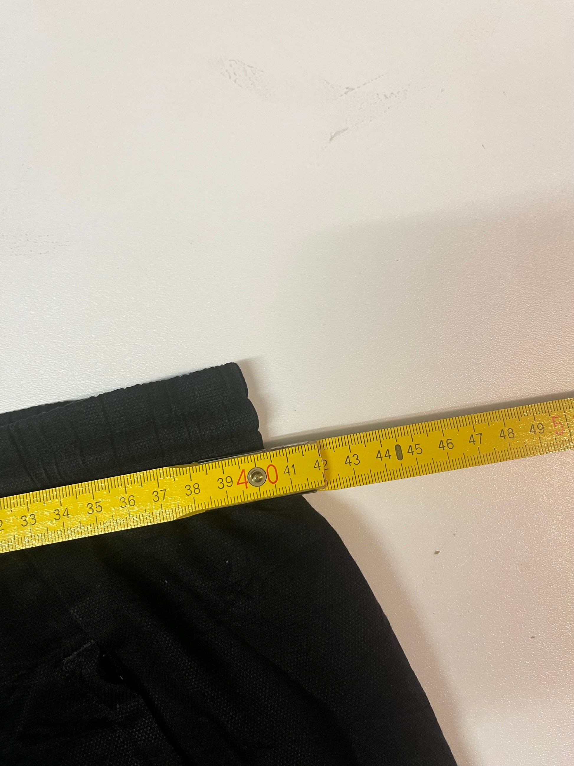 Entdecke unsere Vintage Track Pants von Nike und anderen Marken, erhältlich bei Valuxery.de - Dein Shop für trendige Vintage - Kleidung. Unsere Track Pants sind aus hochwertigen Materialien und